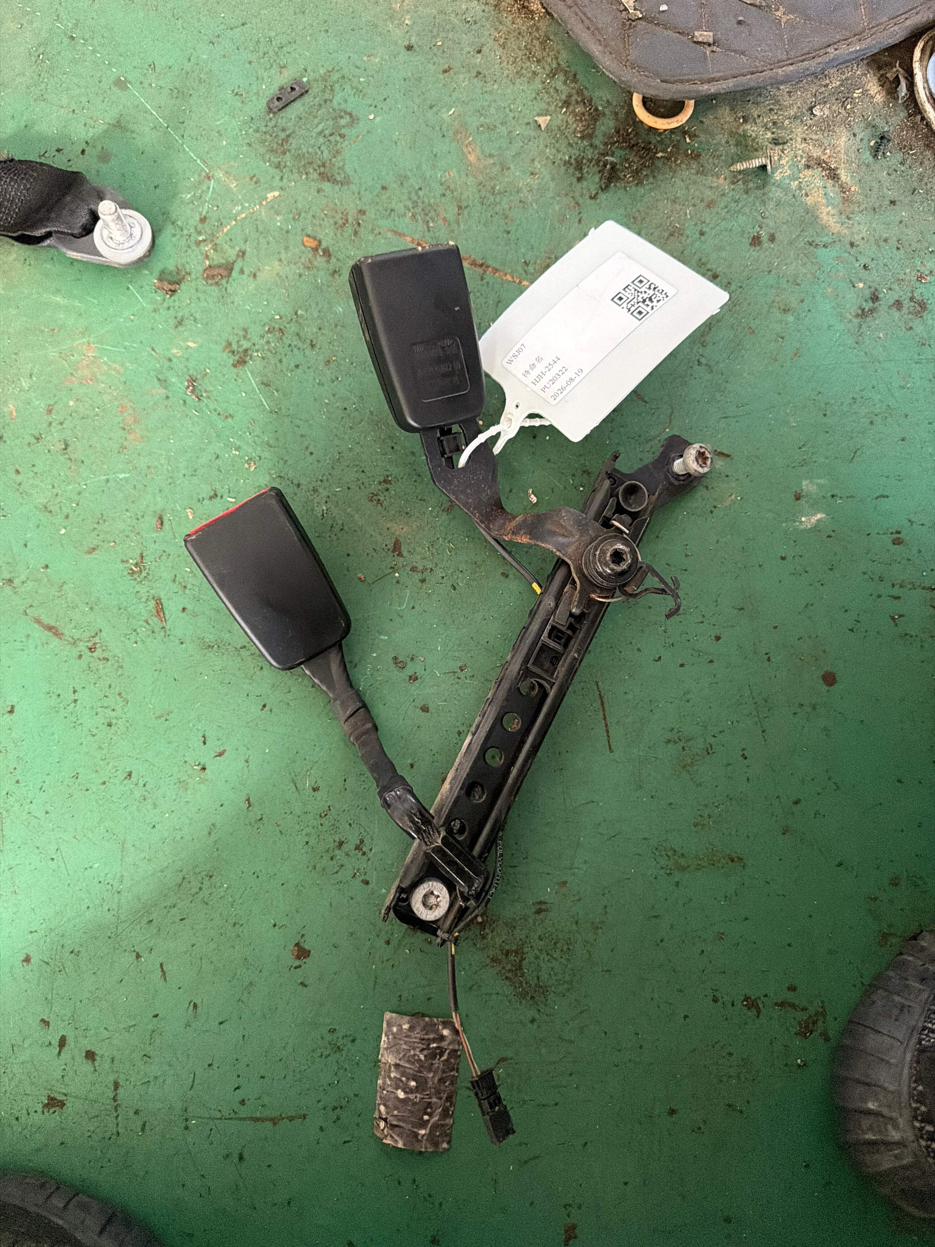 A22186022698L35 Rear Seat Belt Buckle, Right