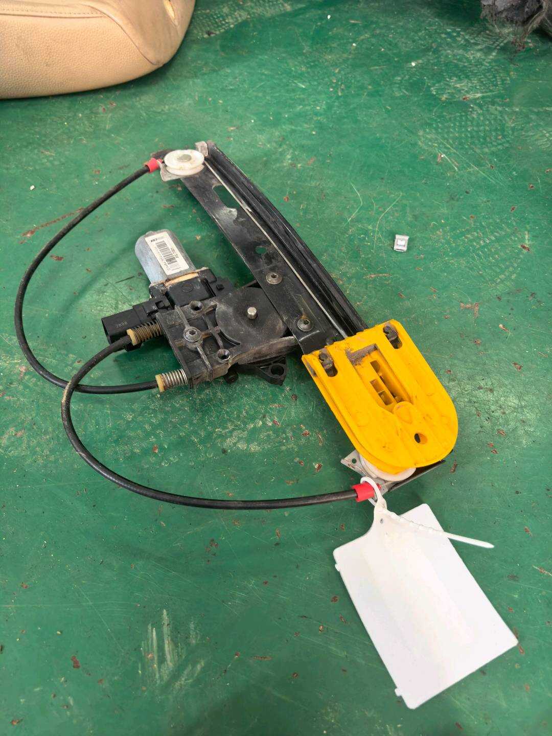 C2Z15094 后门玻璃升降器总成(左)