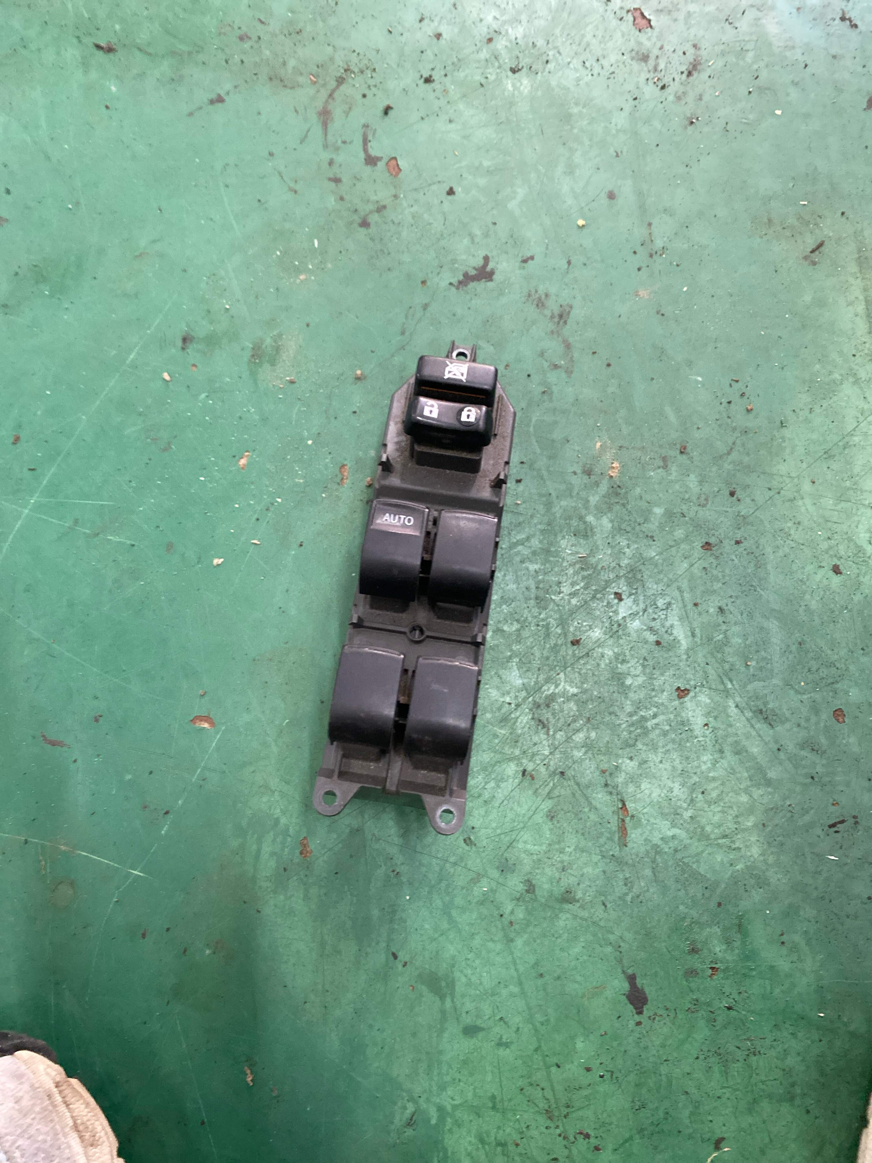 848200D120 前门玻璃升降开关(左)