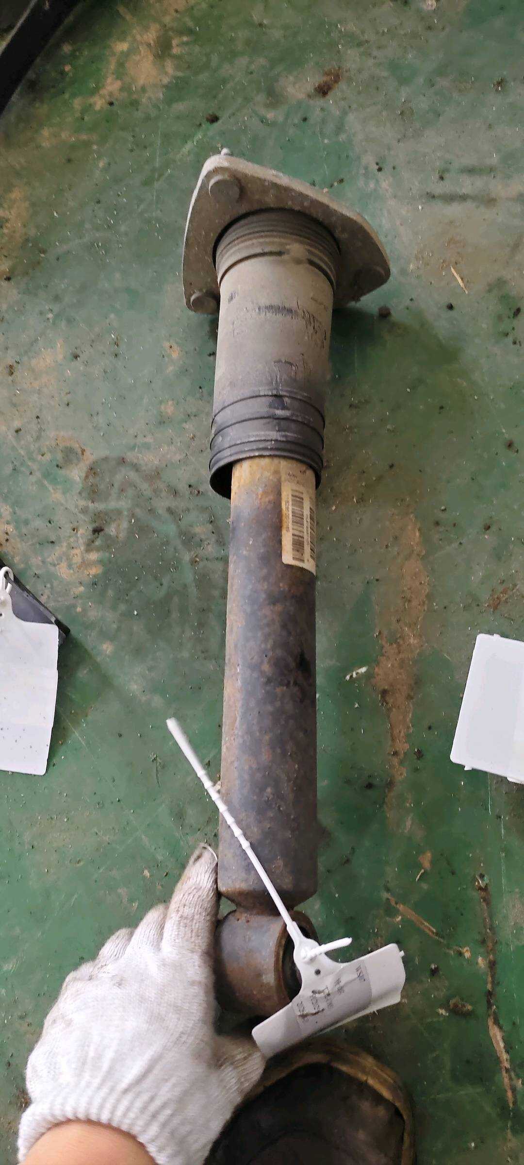 33526788511 后减震器芯（左）