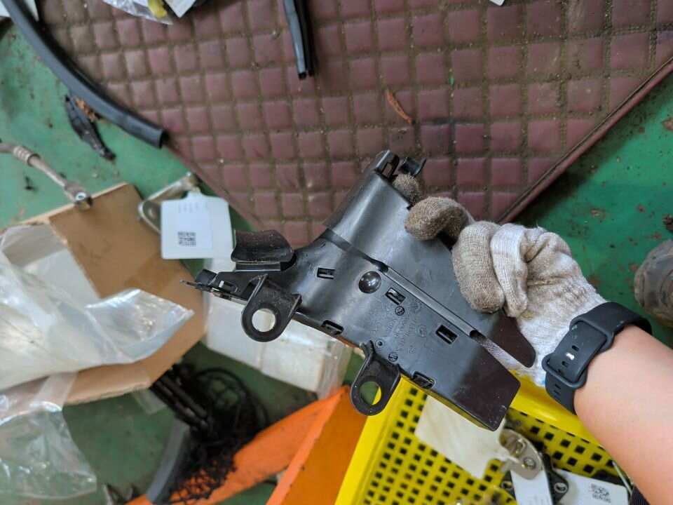 61139168425 左侧足跟垫板电缆盒