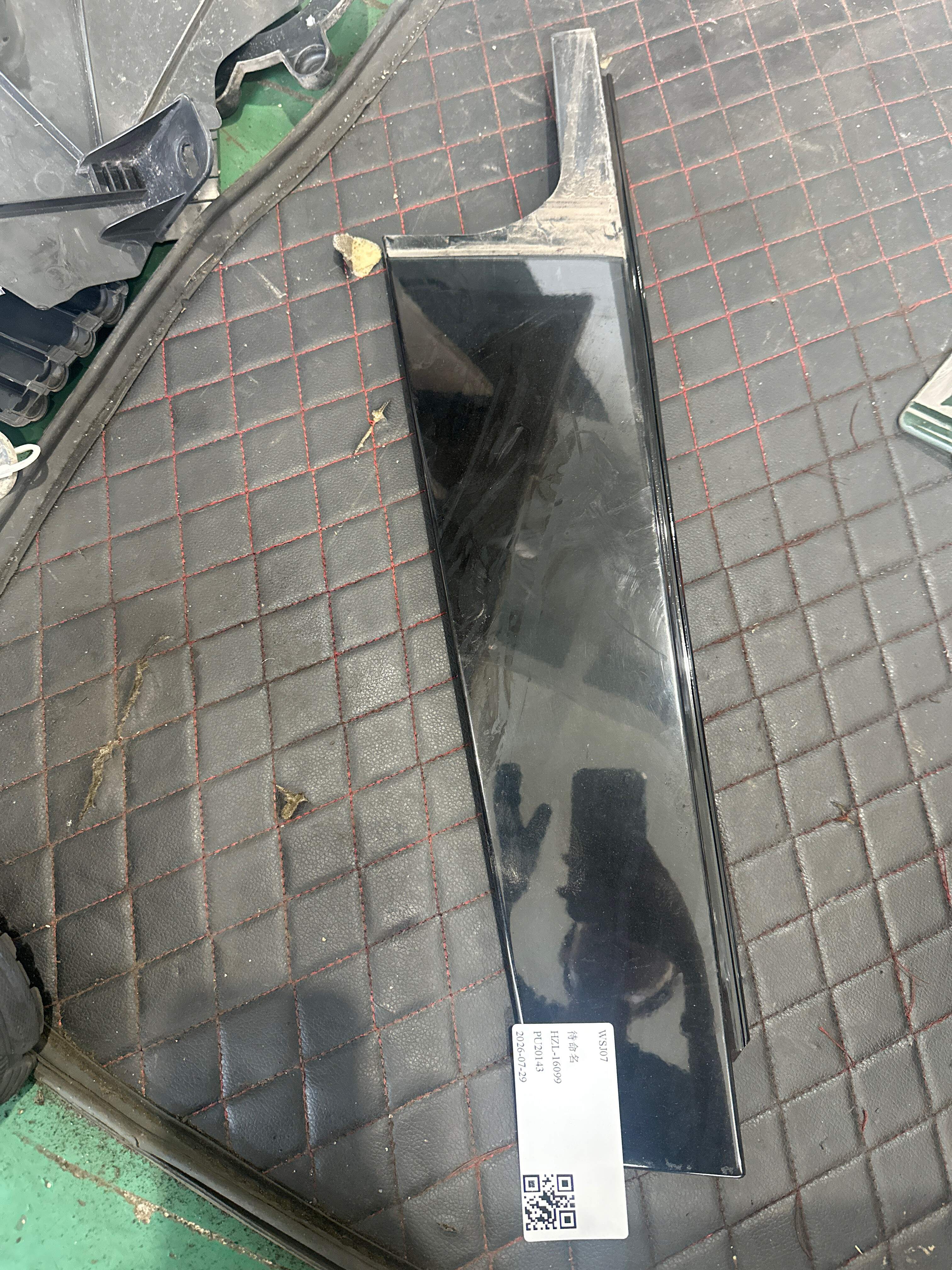 51357416532 后门窗框外饰板(右前)