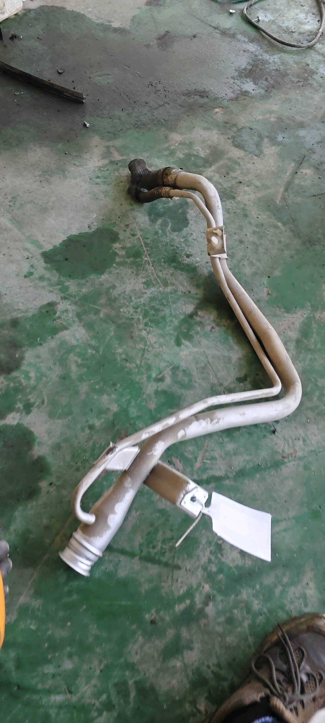MEF1104110 Fuel Filler Hard Pipe Assembly