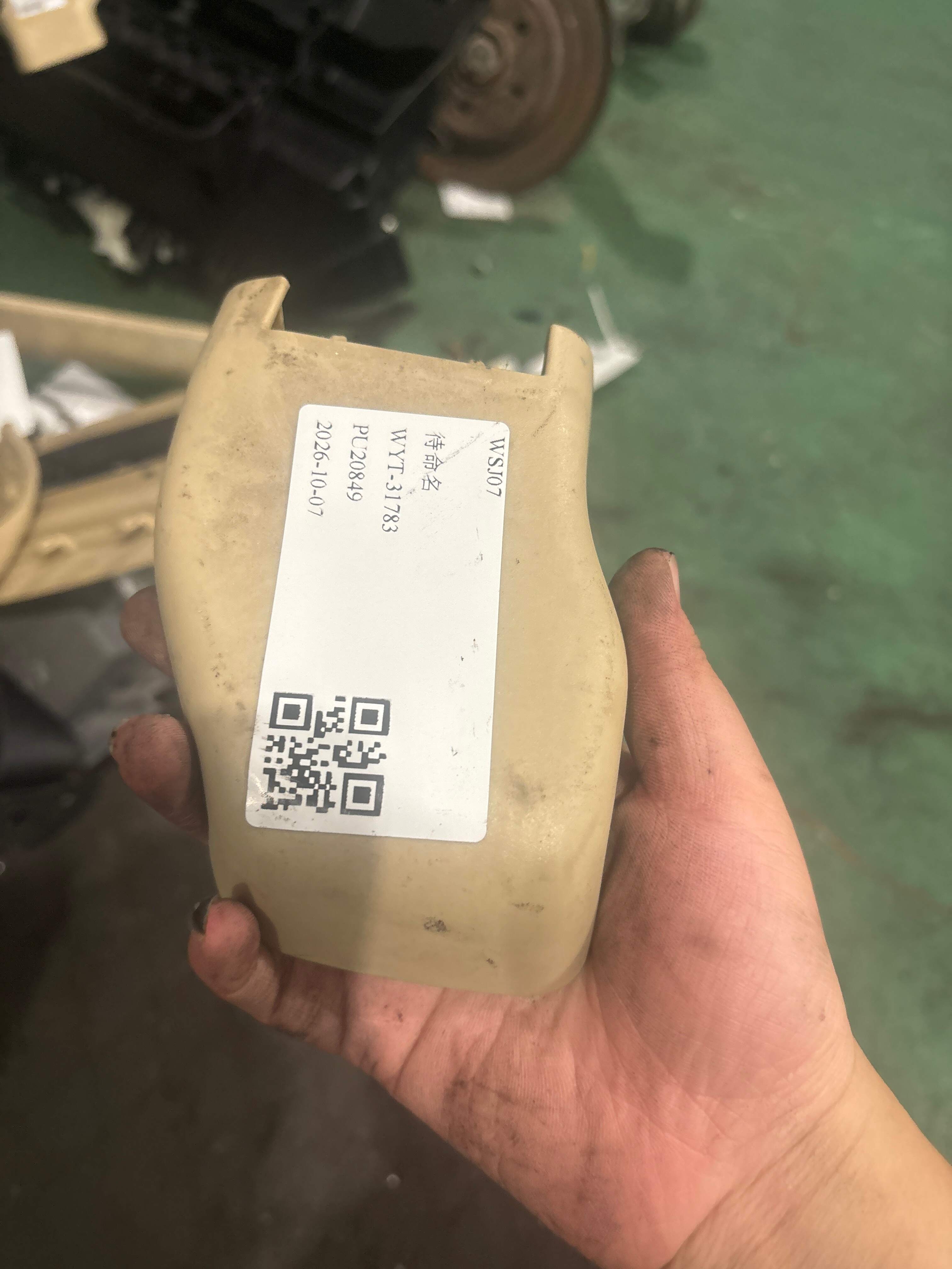 7212433010A0 前排左侧座椅外滑轨支架盖