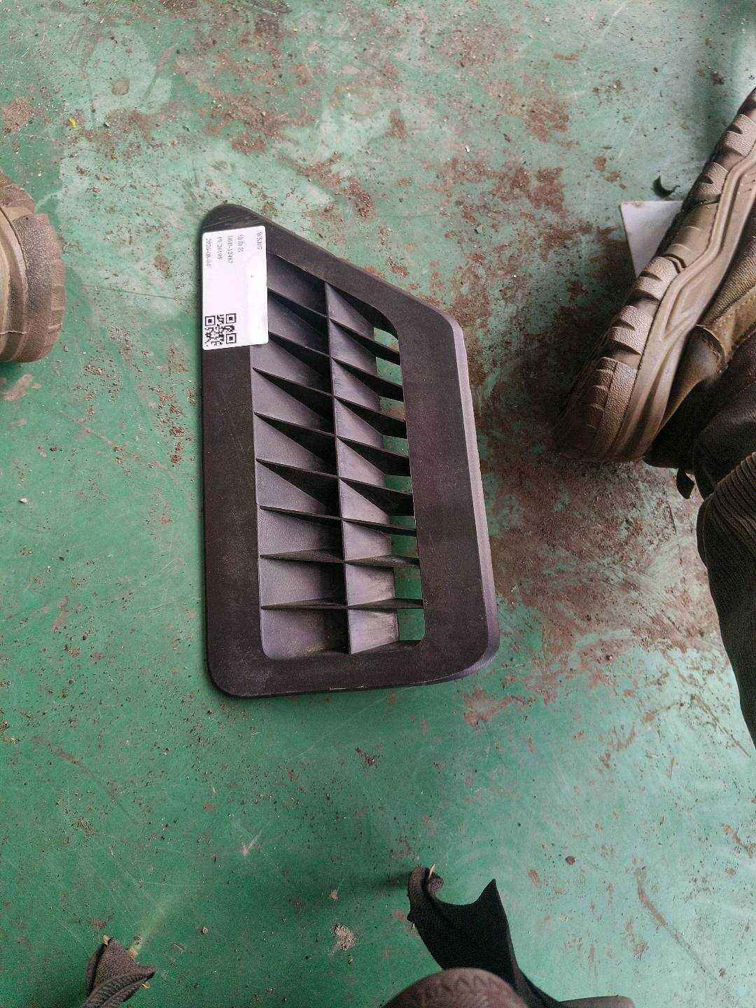 64229136157 Floor Duct, Rear Left