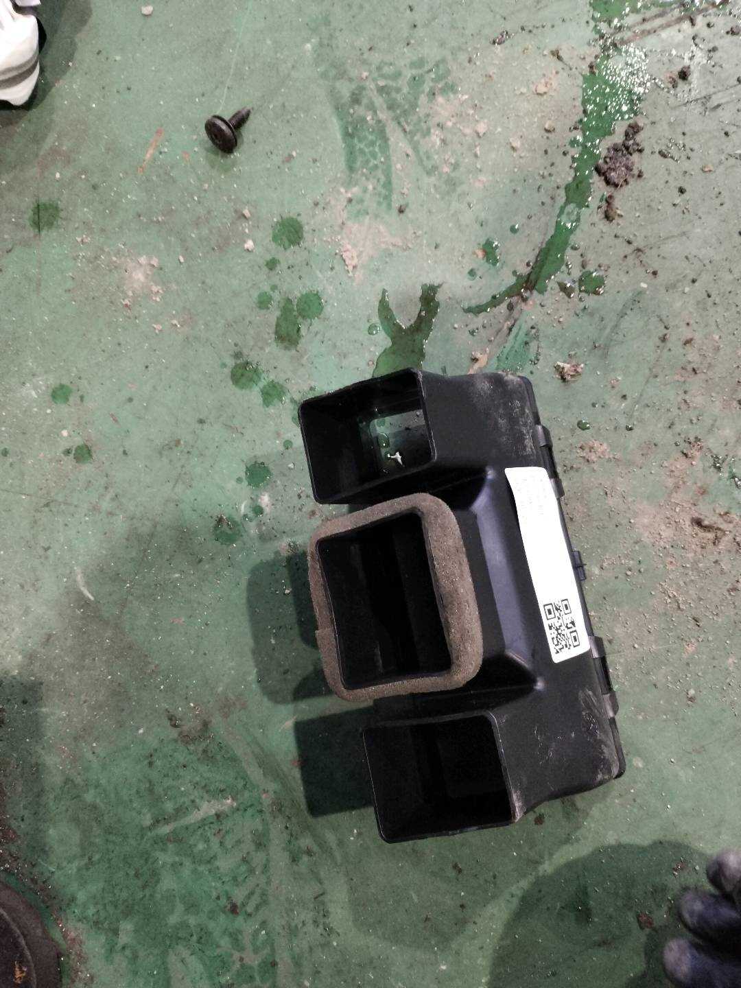 8WD819513 Air Duct