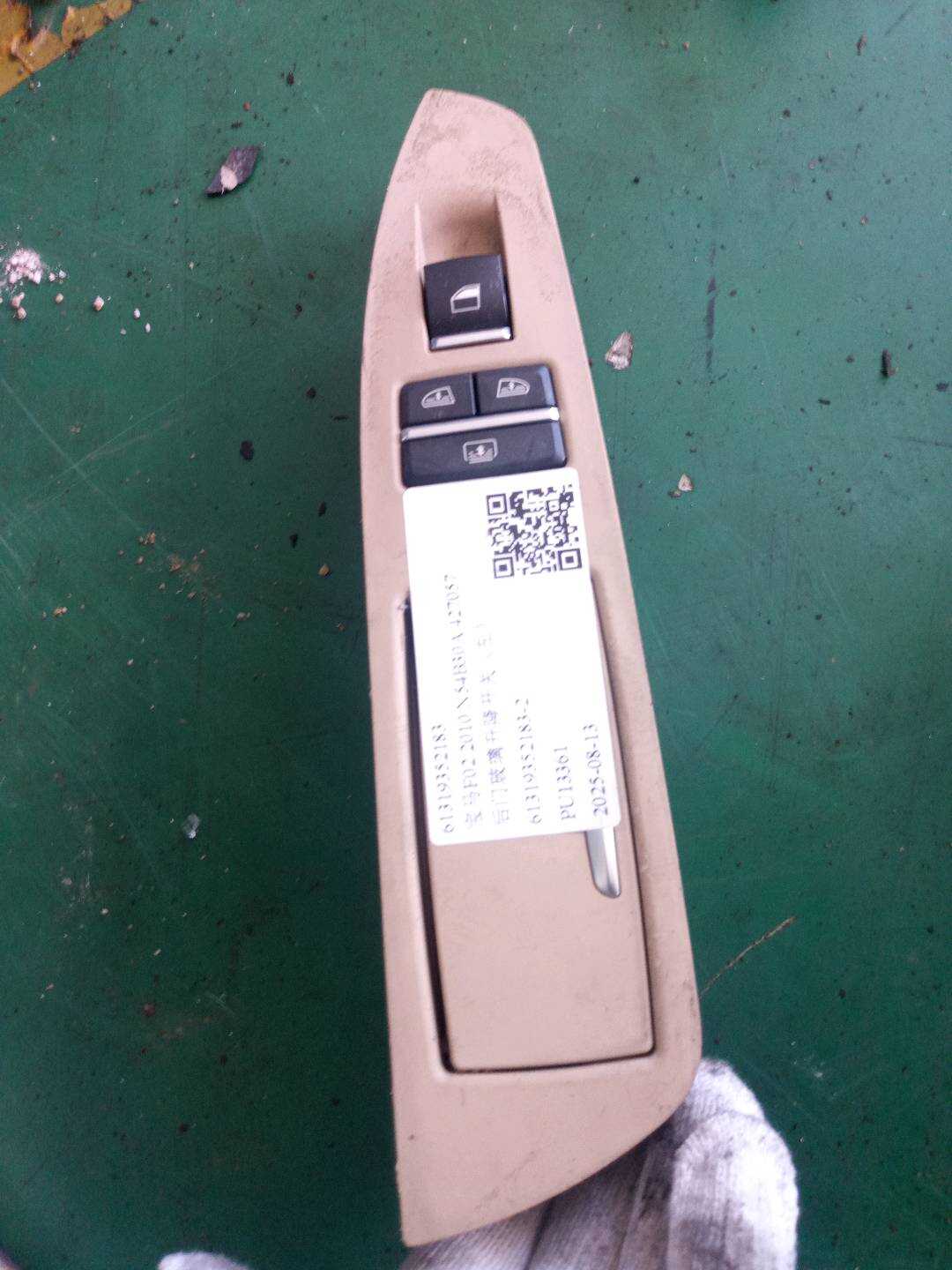 61319352183 后门玻璃升降开关(右)