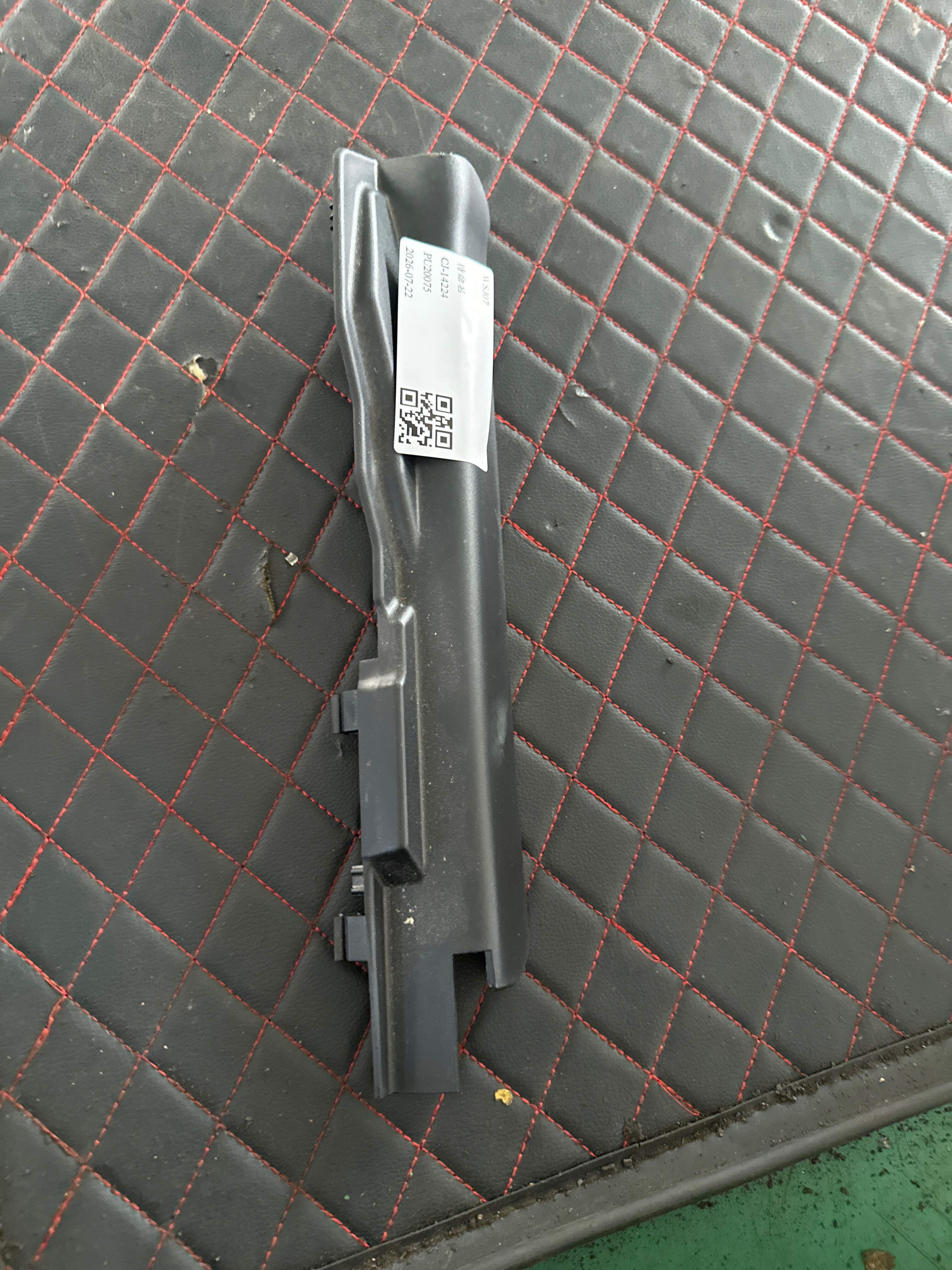 52107492934 前座椅导轨盖板(右外)
