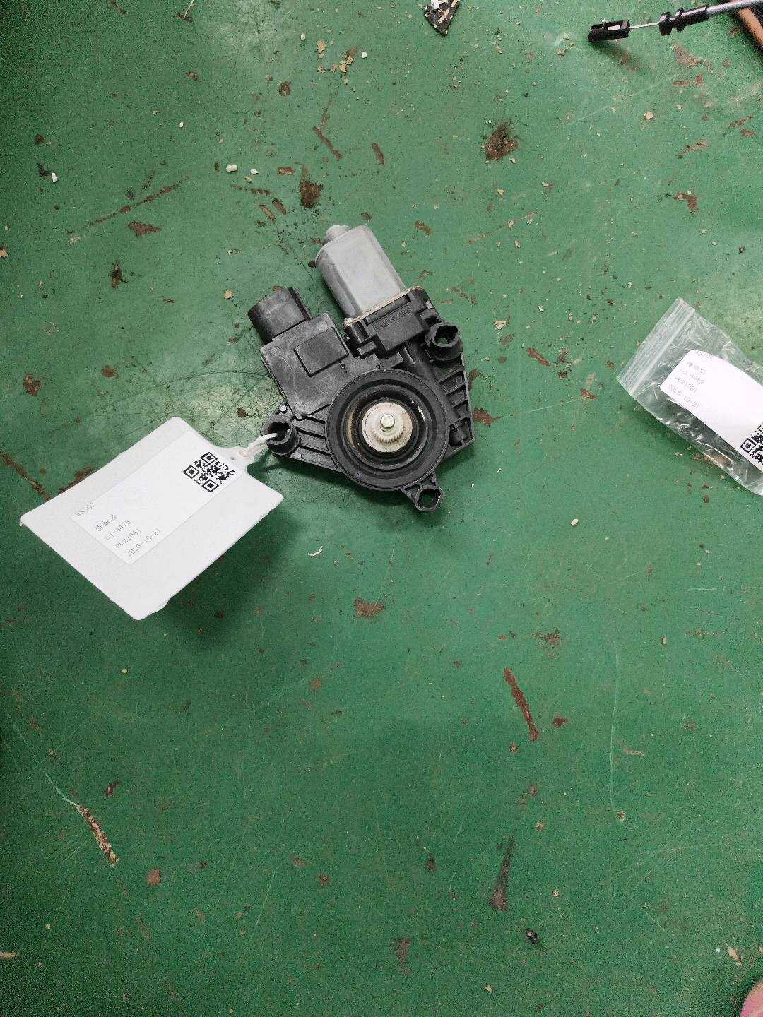 61355A5C882 Front Door Window Motor, Right