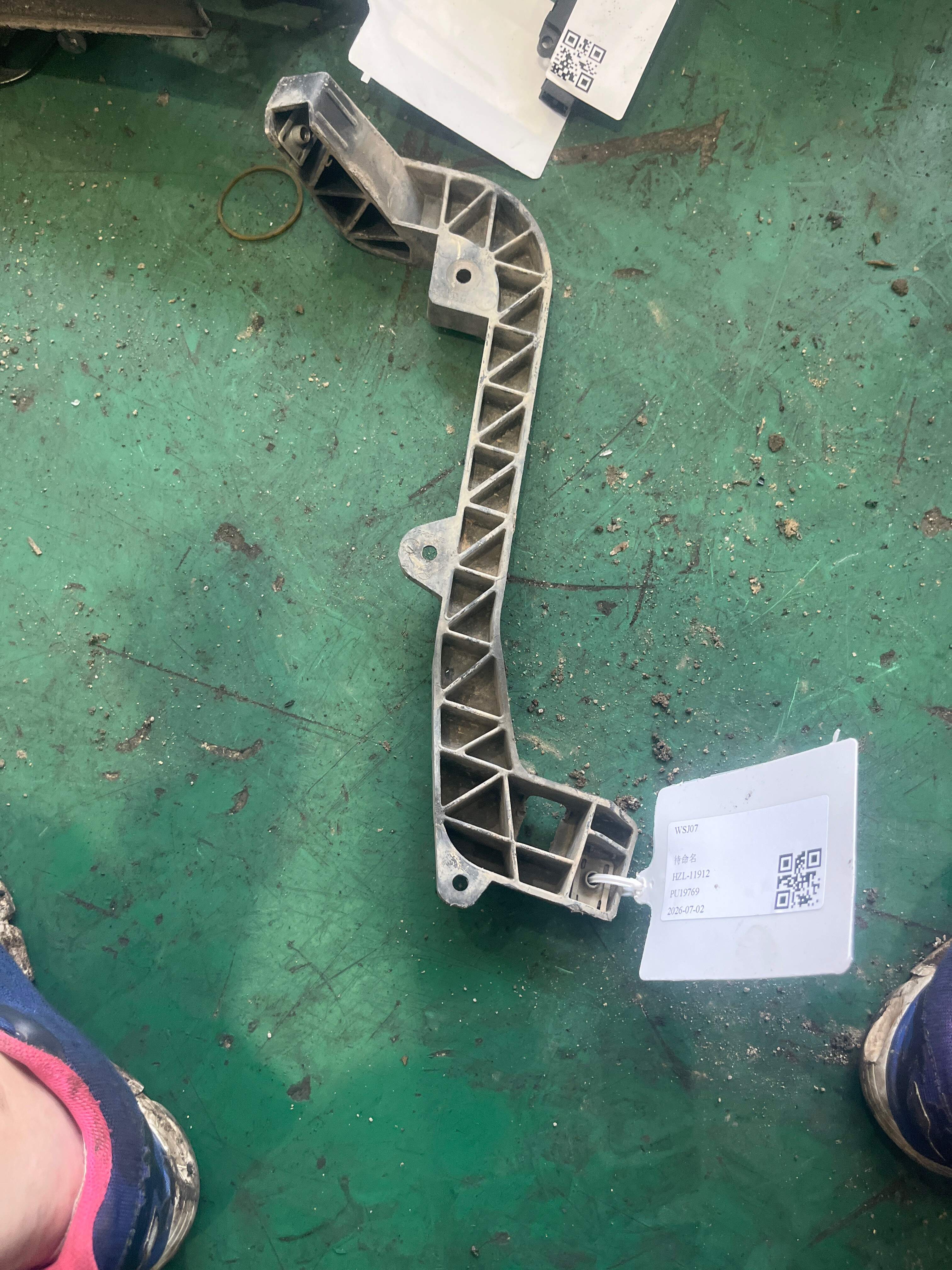 A1666263631 前大灯支架（左）