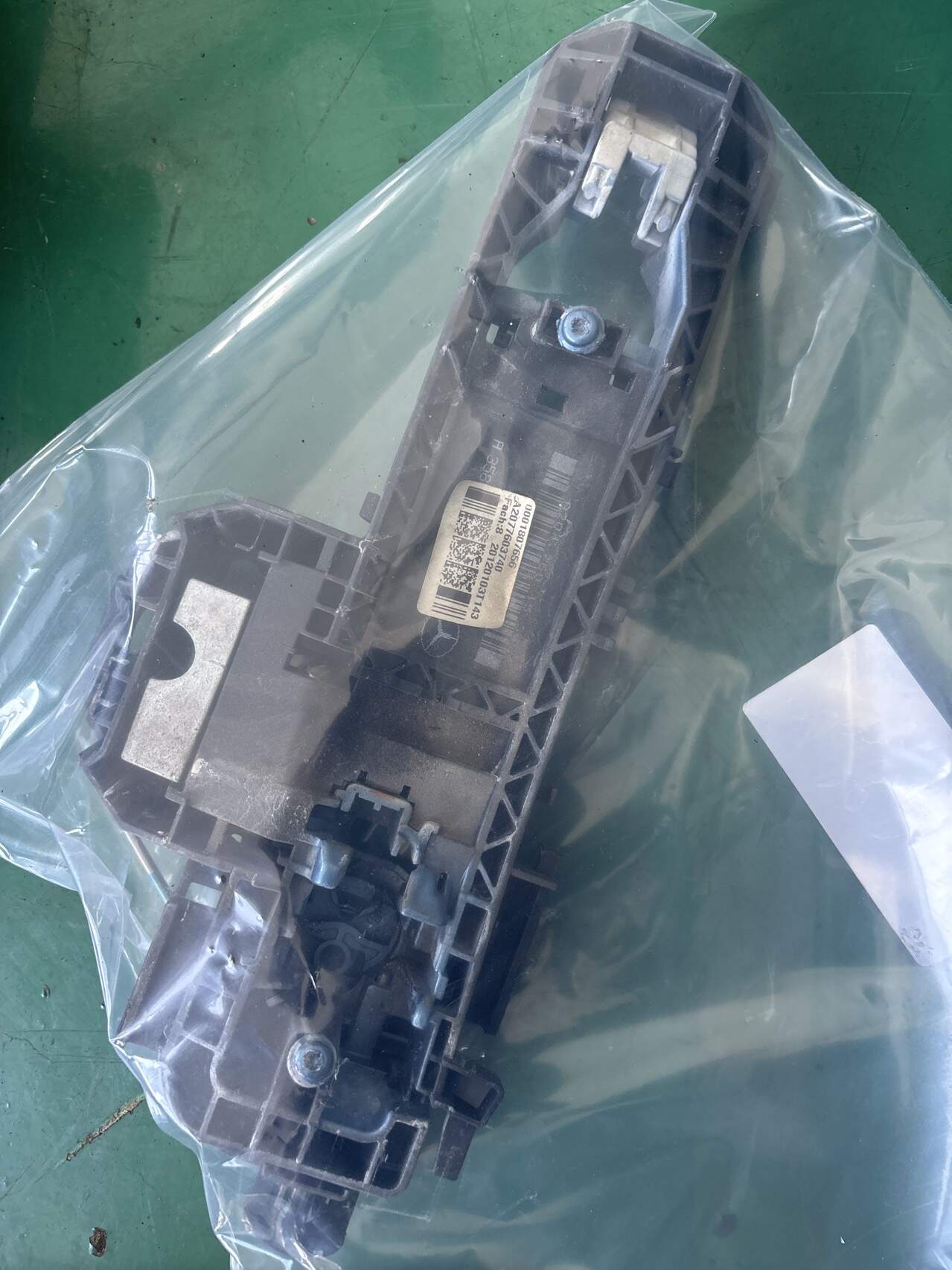 A2047600934 前门外拉手固定框（左）