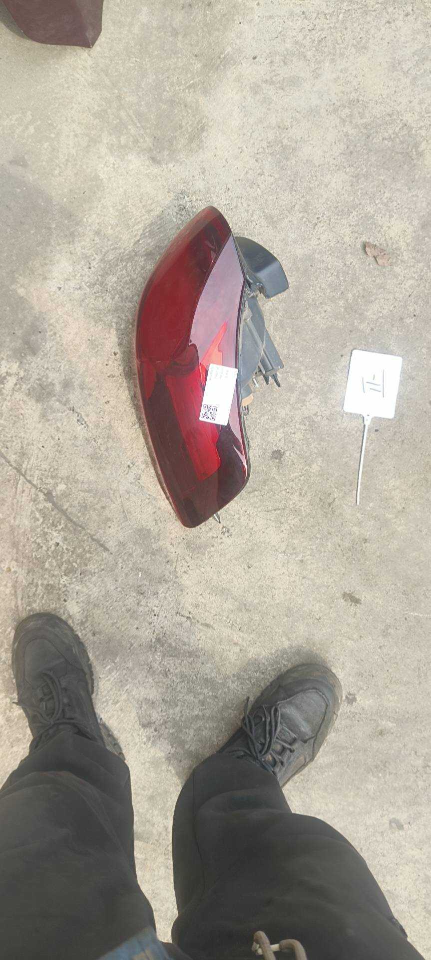 9806973780 外尾灯（左）