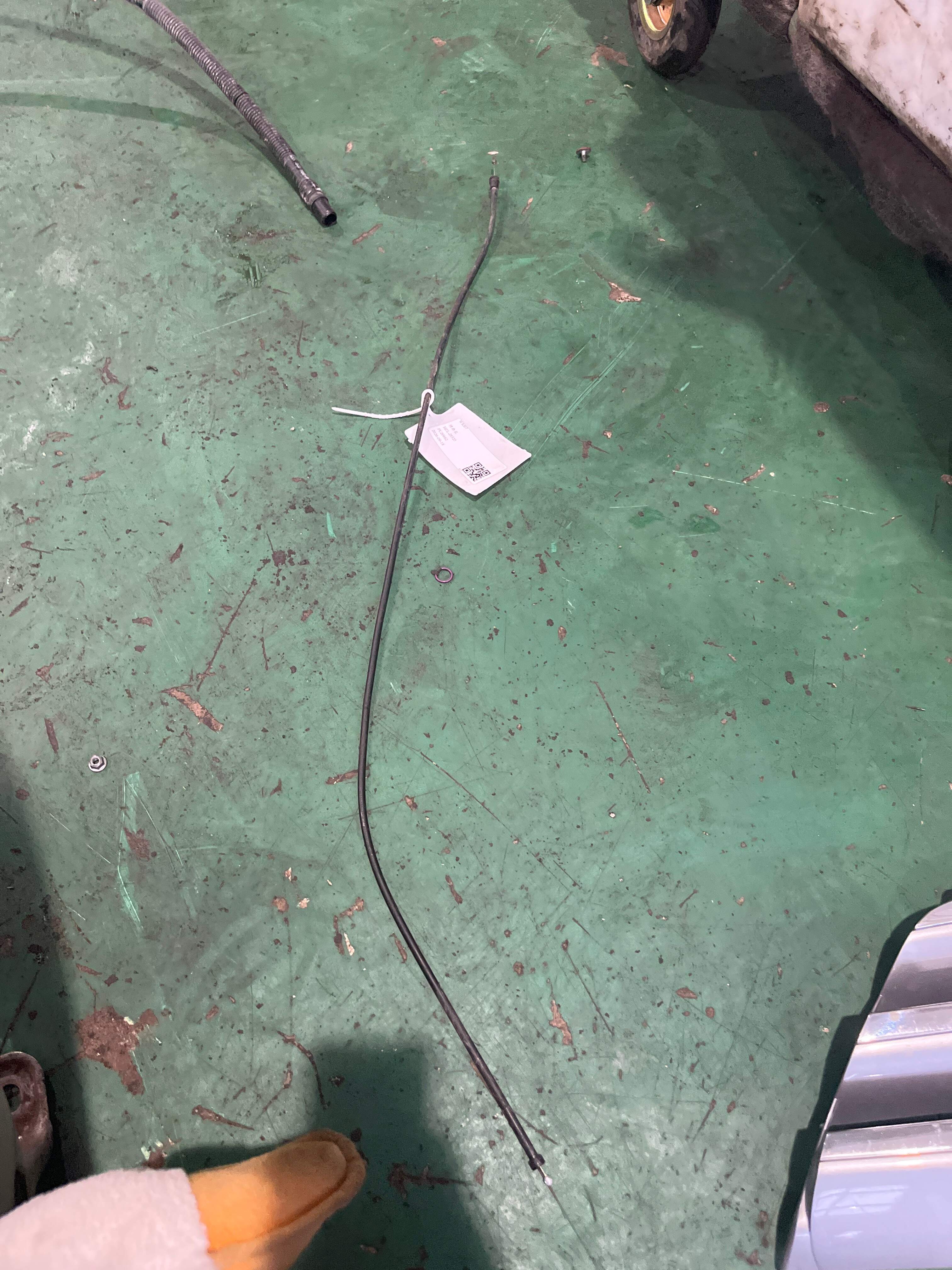 A1698800259 前机盖拉线(前)