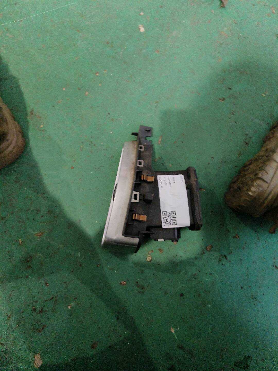T4A12747 Dashboard Vent, Right