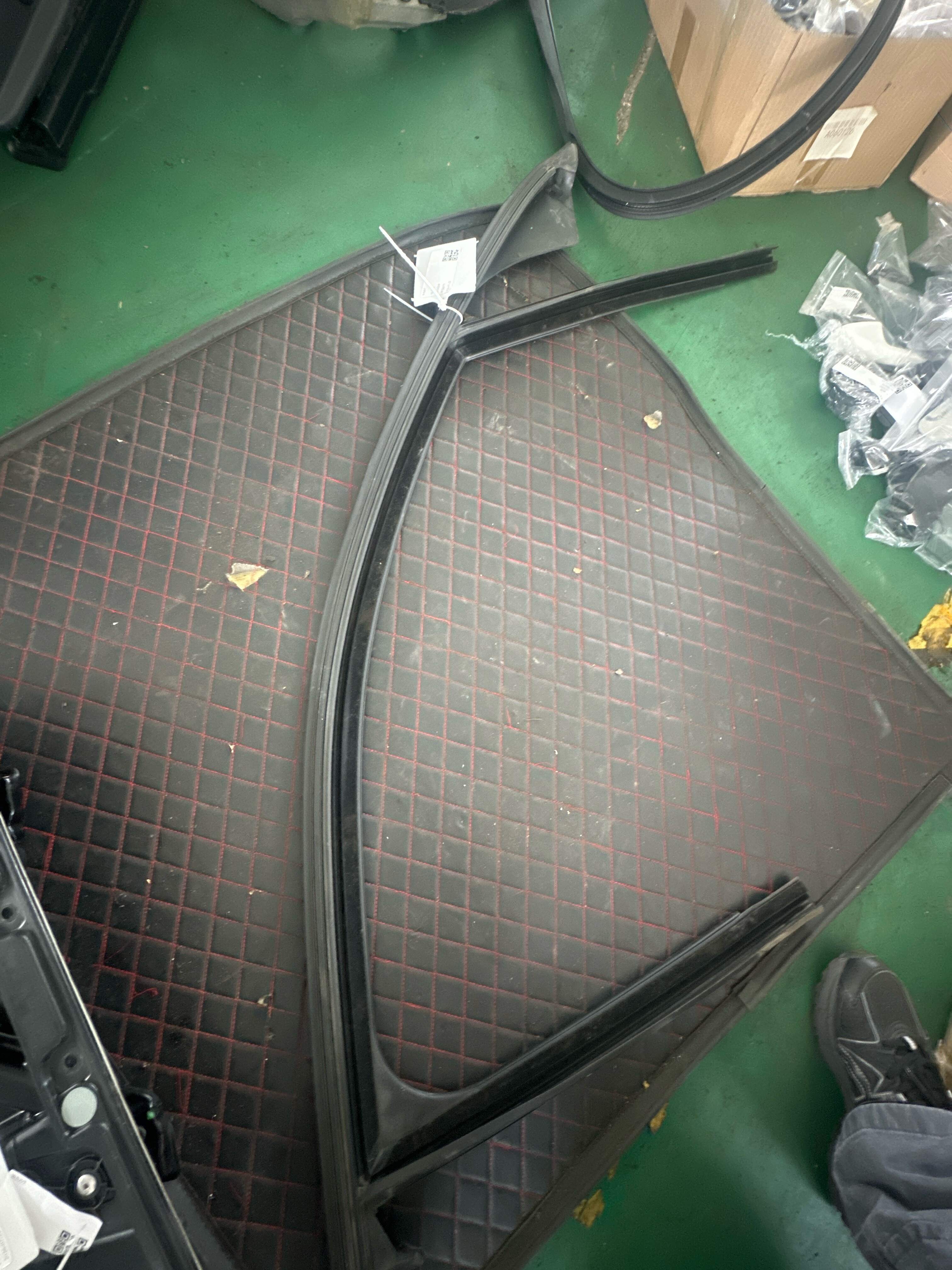 A2537257600 前门玻璃导轨(右)