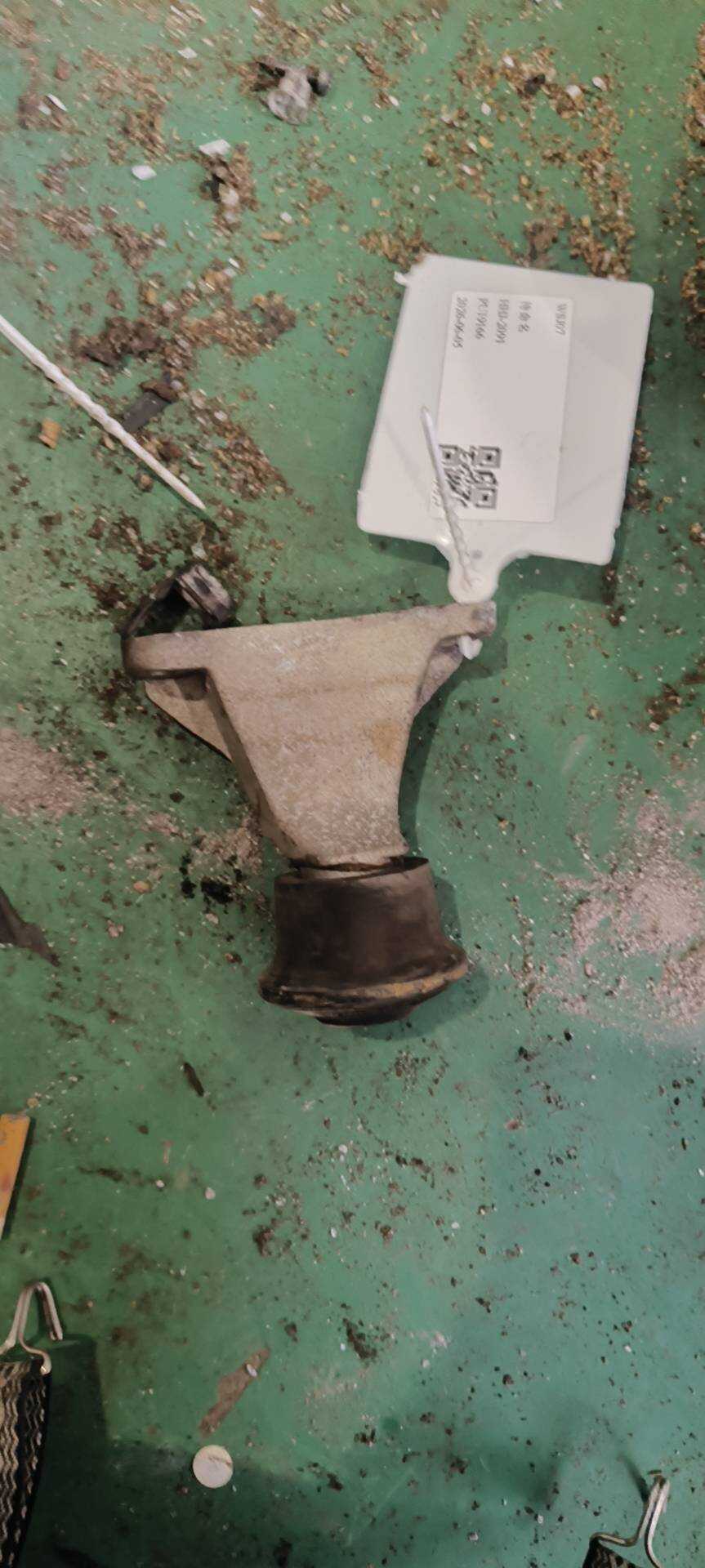 811199343E 发动机前扭力支架