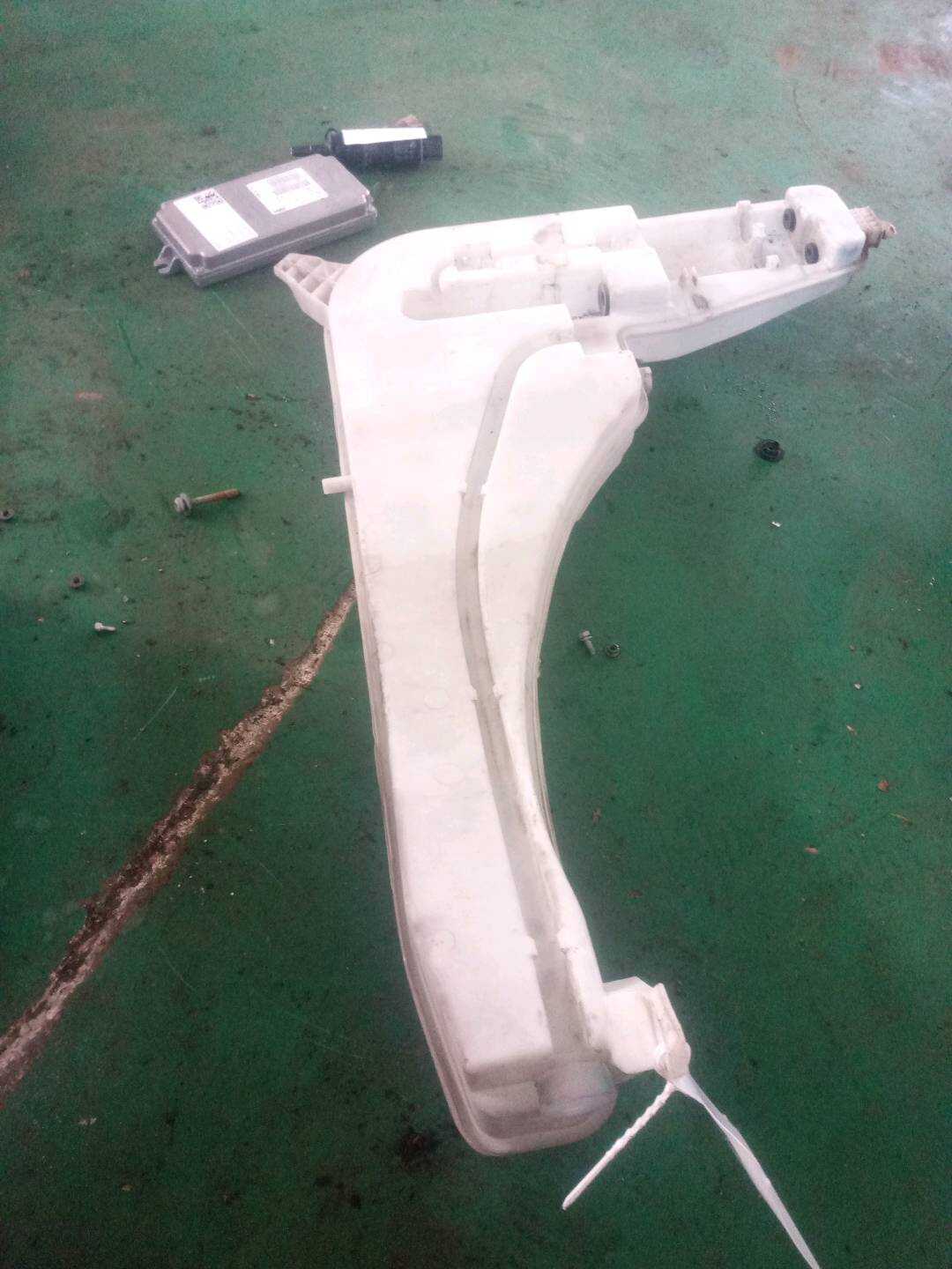 61667255828 前风挡雨刮水壶