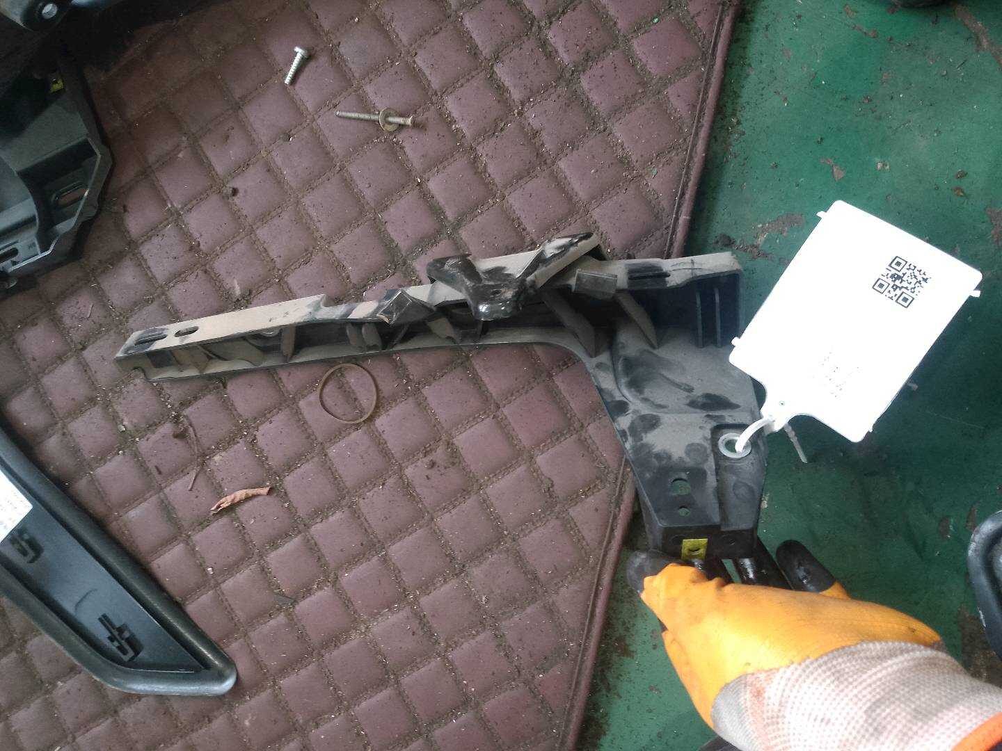 97055569402 轮罩前支架(右)
