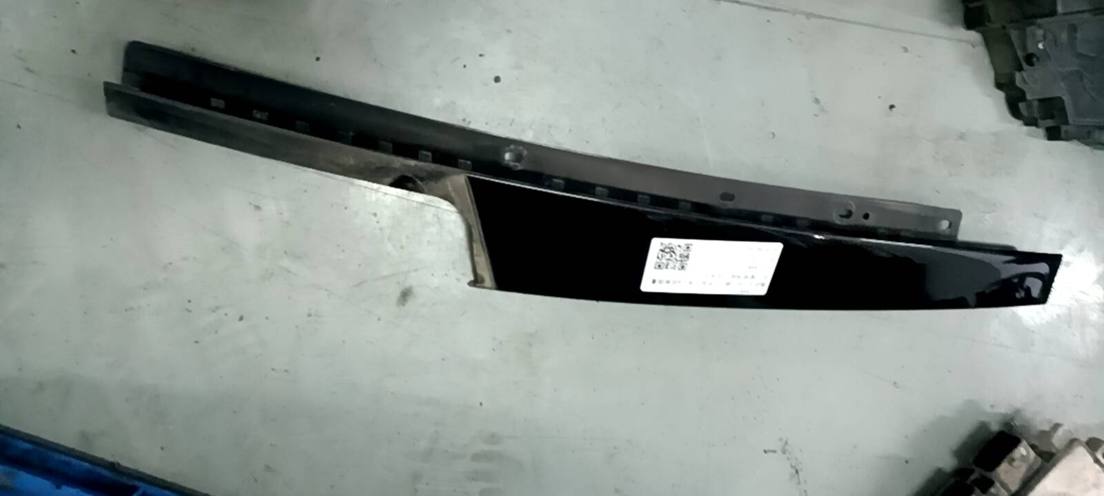 C2Z18487 Front Door Window Frame Outer Trim, Rear Left