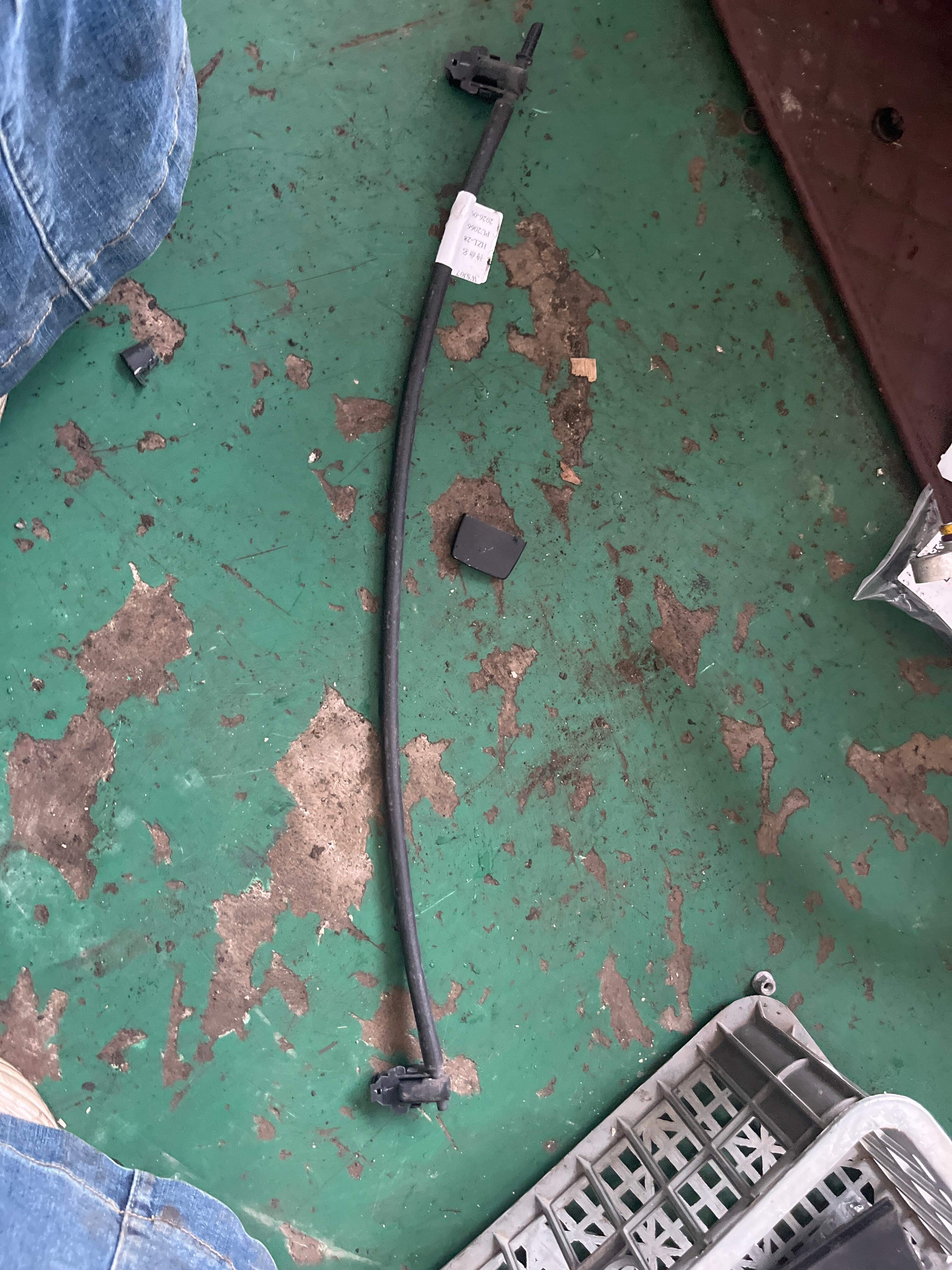 A1698600492 前风挡雨刮喷水管