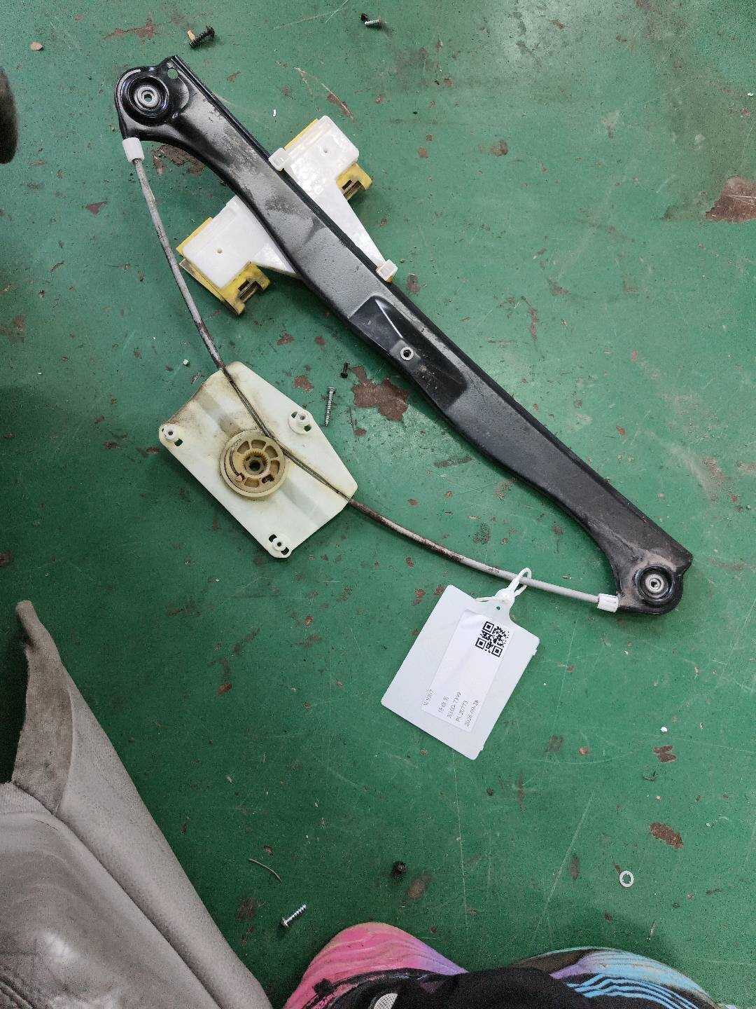 8P4839462B 后门玻璃升降支架(右)