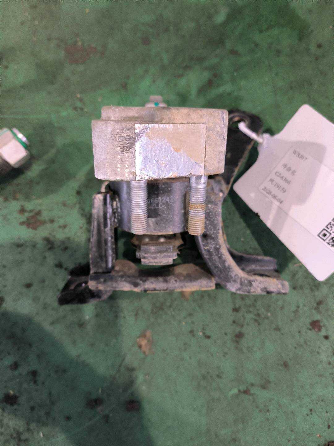 1016054150 发动机右支架