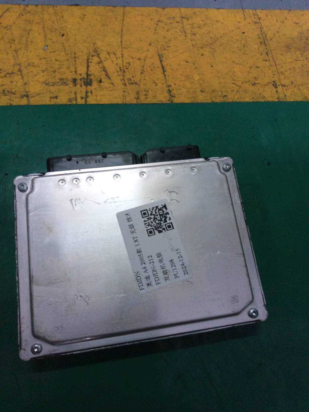 261208525 发动机电脑
