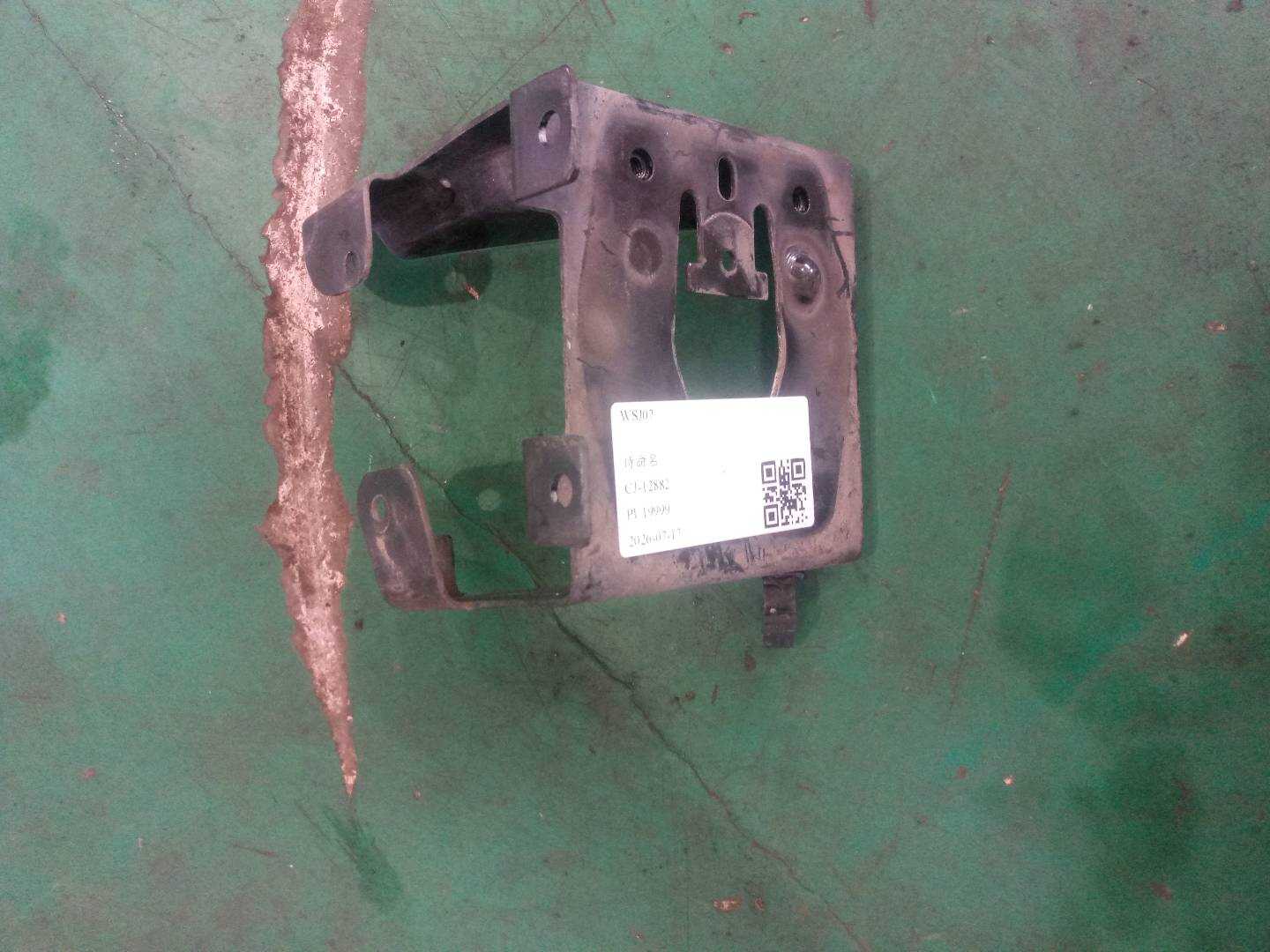 16E602 前机盖气囊护罩底座右