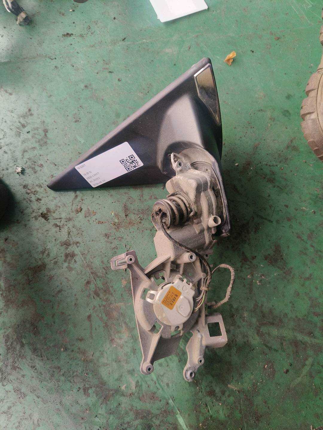 51162993770 倒车镜固定座（右）