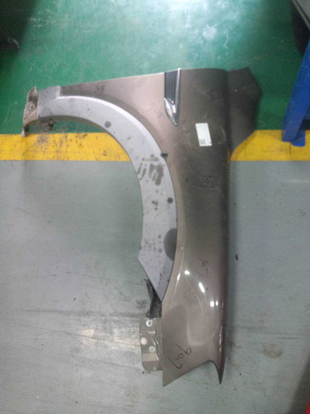 42532164 Front Fender, Right