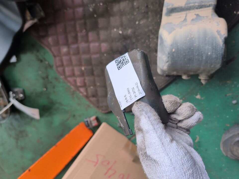7212376010C0 前排右侧座椅外滑轨支架盖
