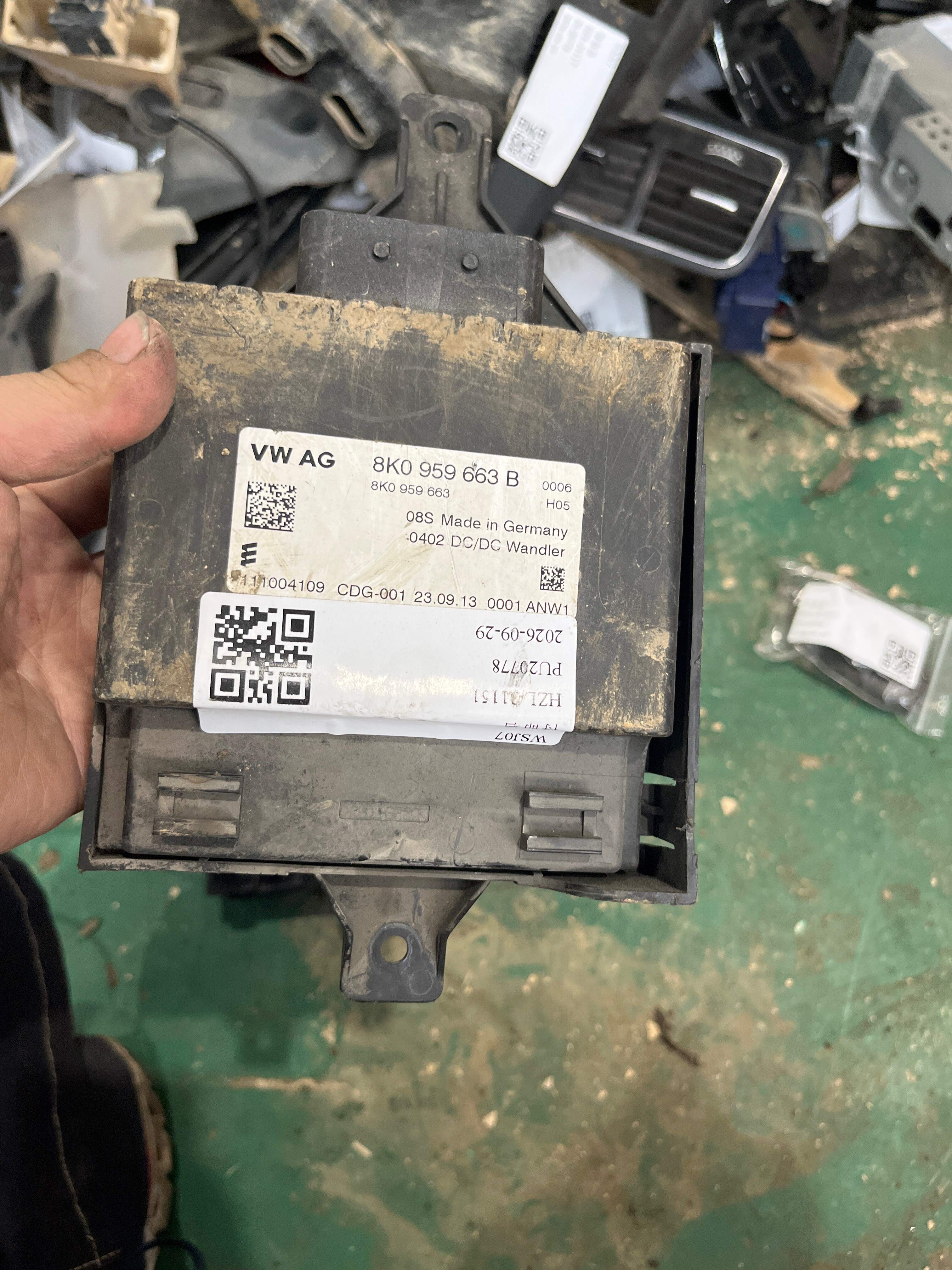 8K0959663F 电源稳压器