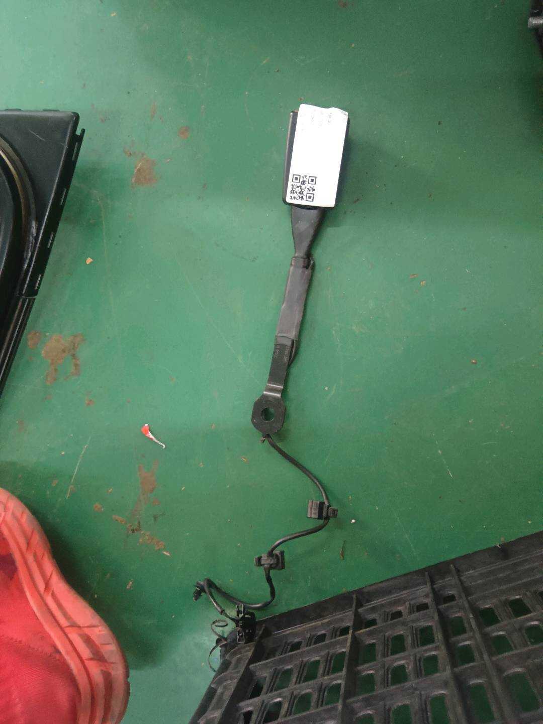 8UD857755 Passenger Seat Belt Buckle