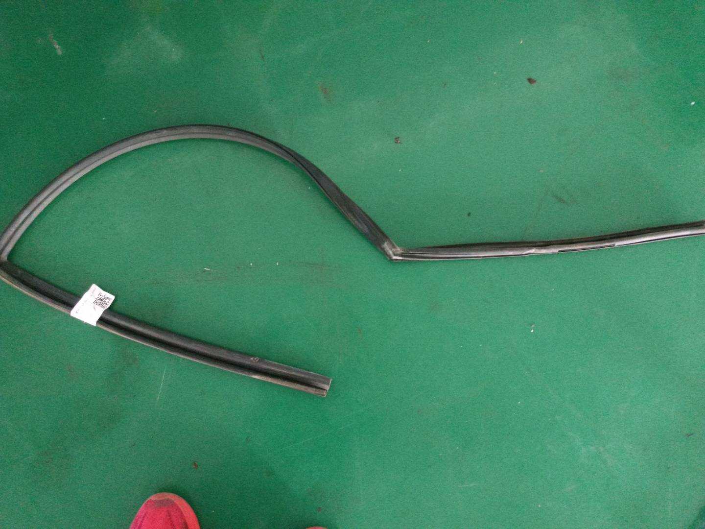 8353038090 后门玻璃绒槽(左)