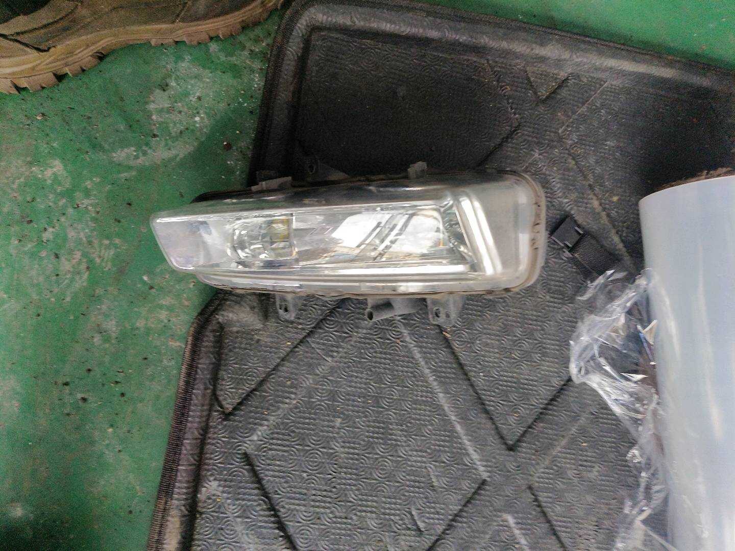 LR026089 Front Fog Light, Right