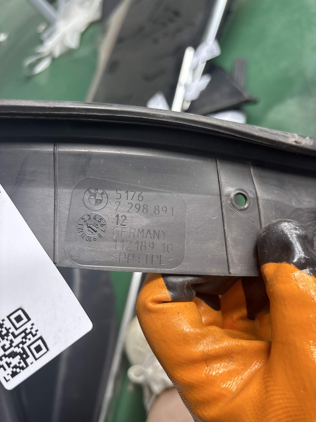 51354827813 后门密封胶条(左前)