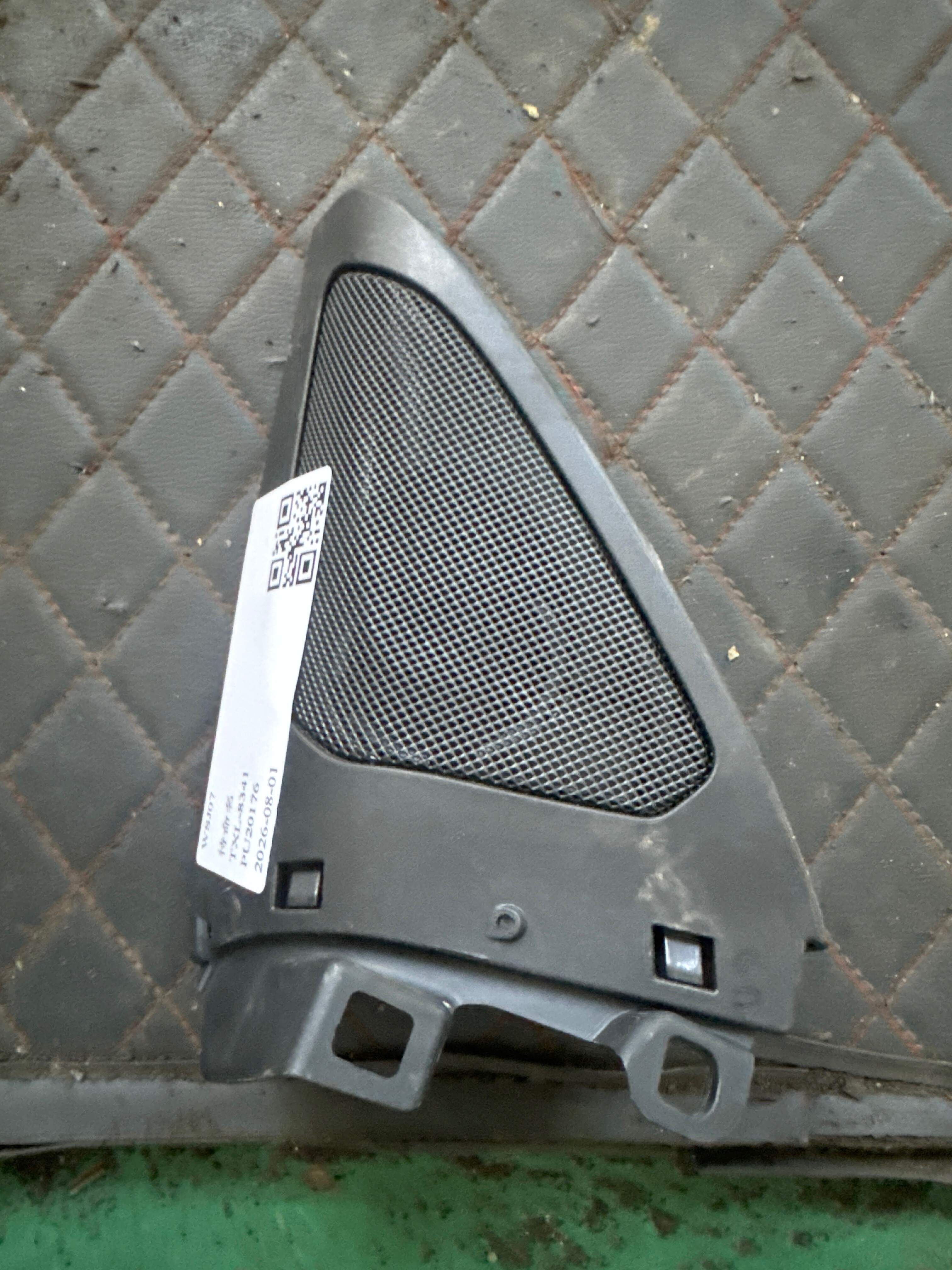 51339875703 前门高音扬声器罩(左)