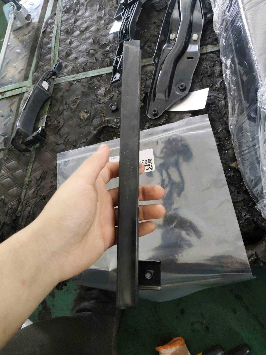 B012404 右后门玻璃下导轨