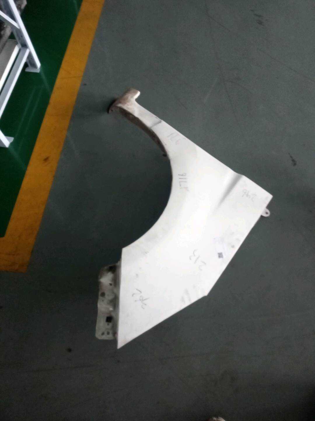 F1020630200 前叶子板（右）