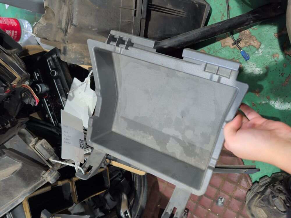 51479116152 Trunk Floor Storage Box, Right