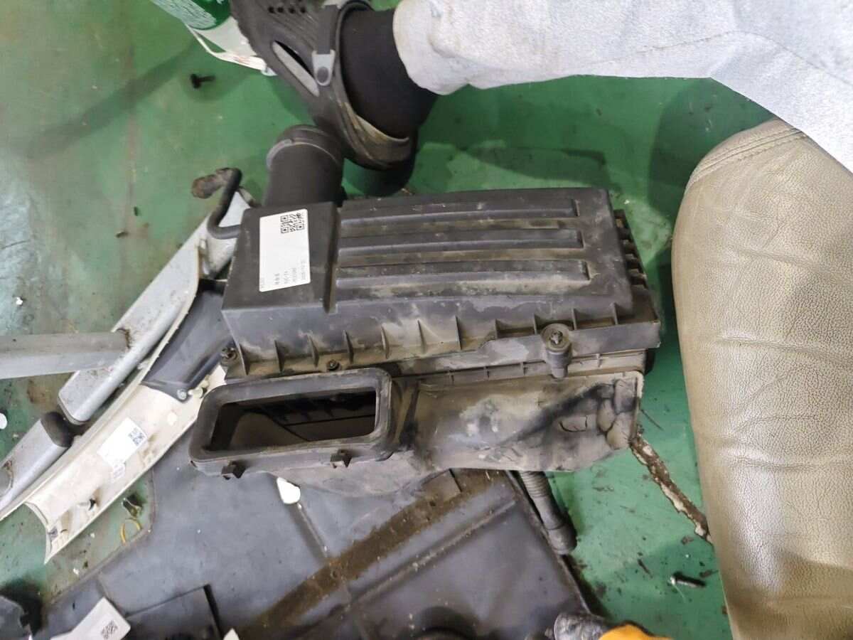 1K0129607AD Air Filter Assembly