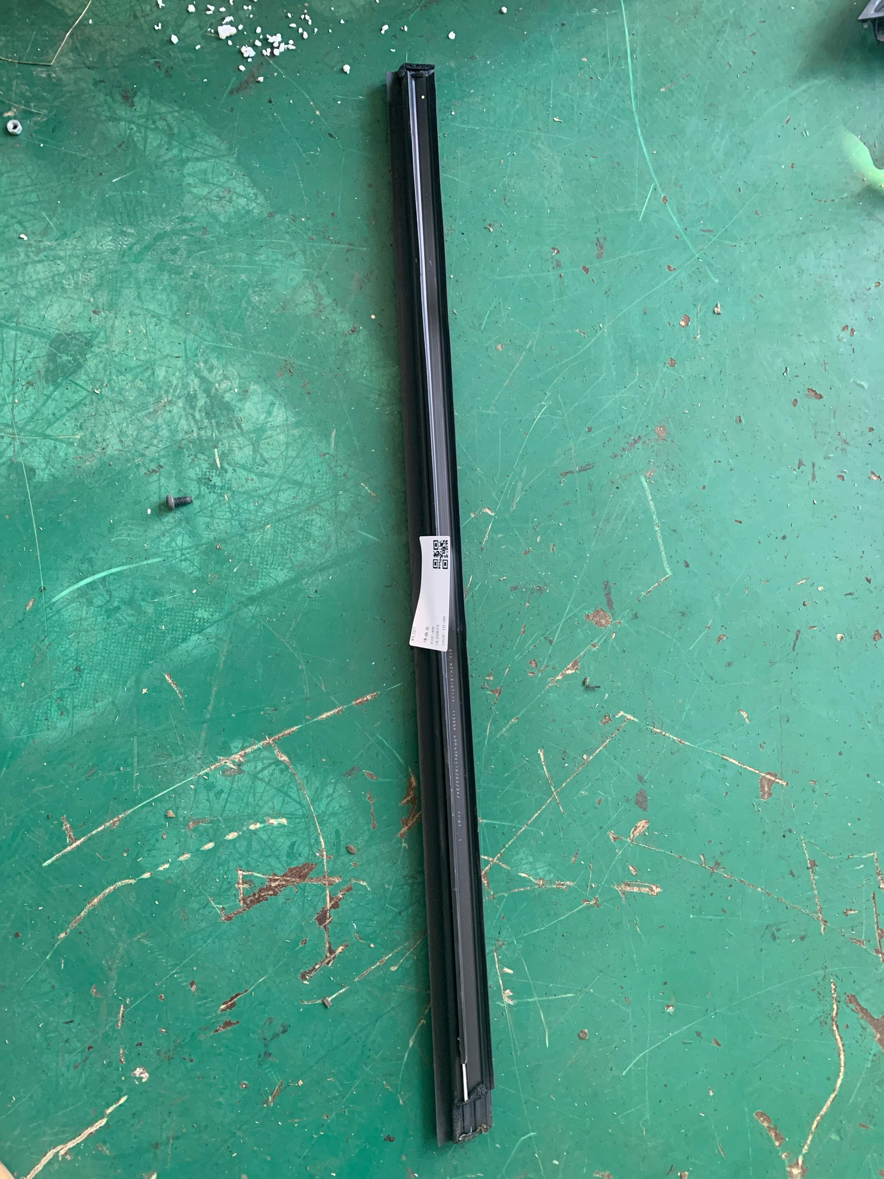 MEH6107117 Front Door Window Molding (Left Inner)
