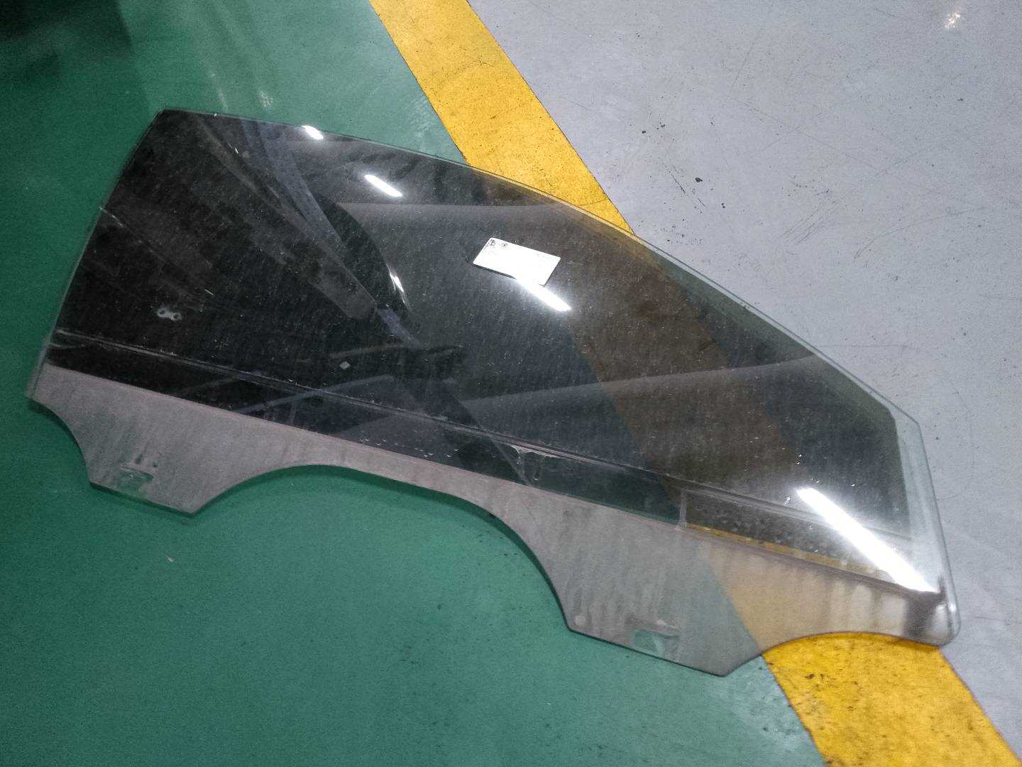561845202 前门玻璃(右)