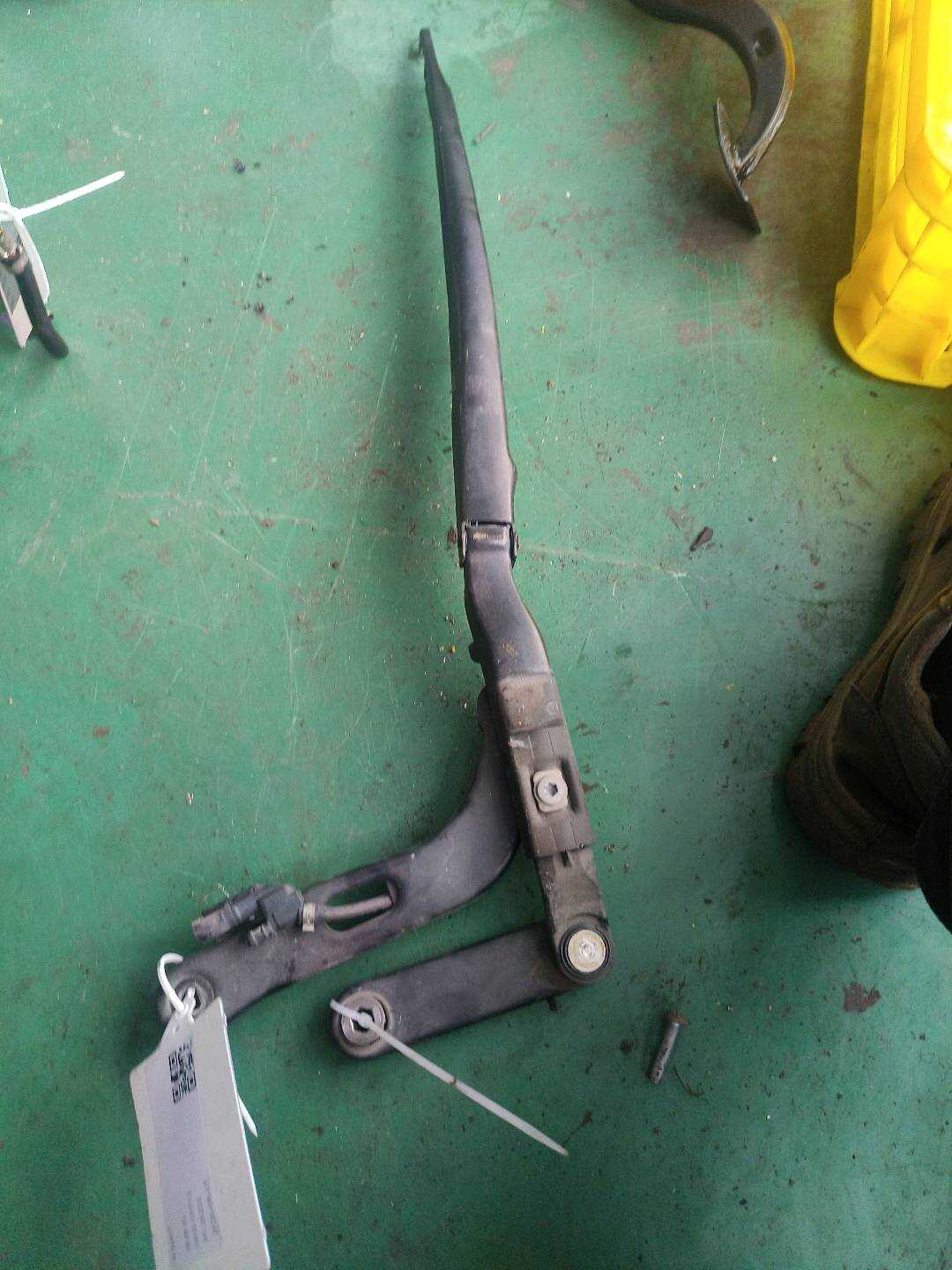 61617208692 Front Windshield Wiper Arm, Right