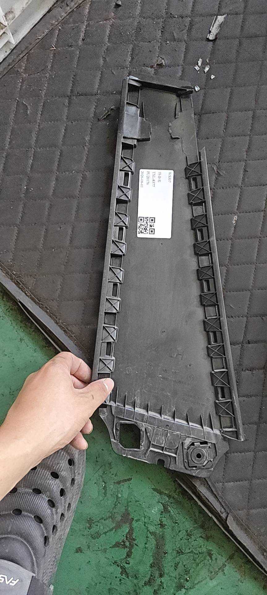 51137483107 密封件 B 柱 左