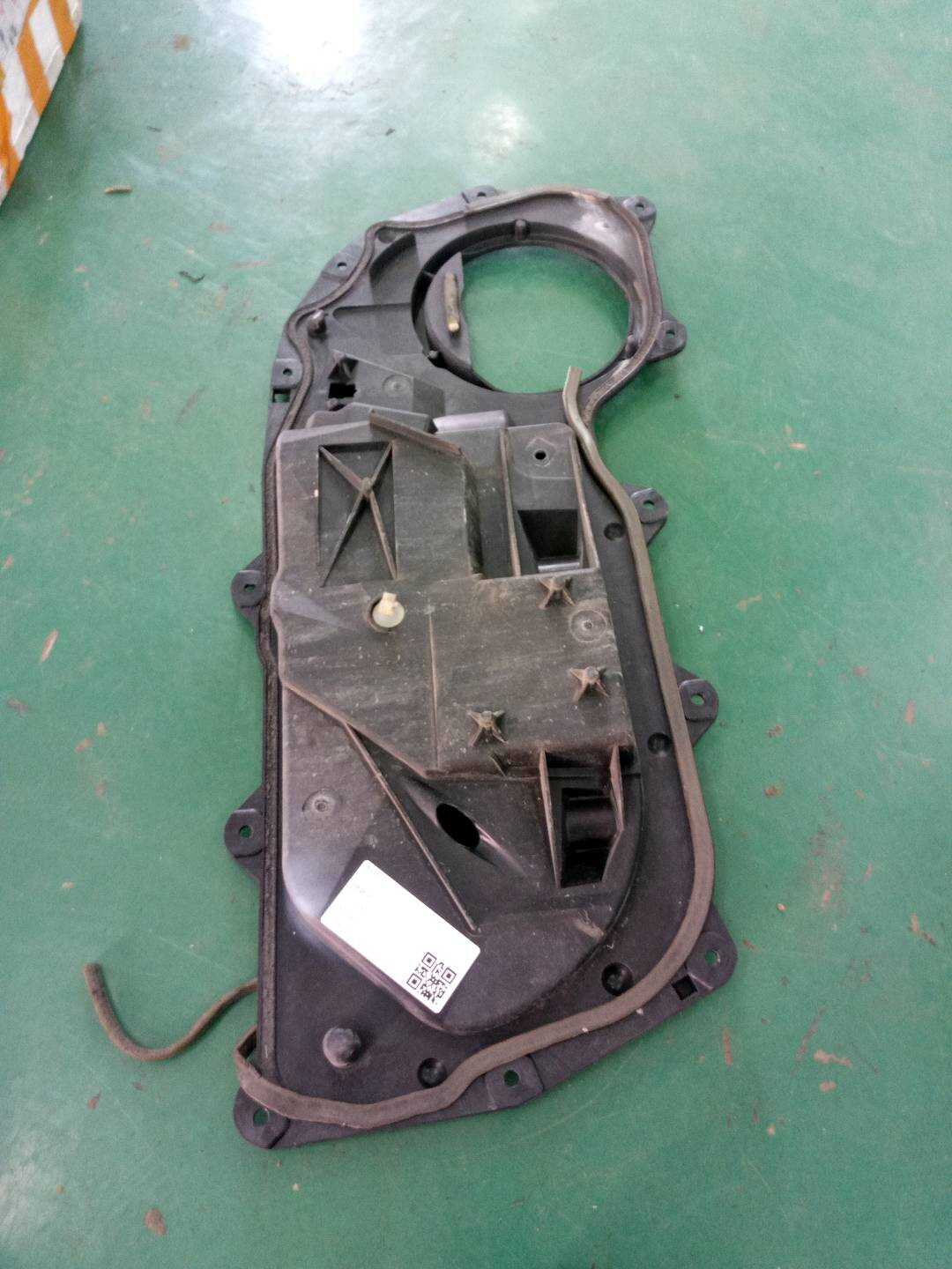 LR027351 Front Door Center Divider, Right