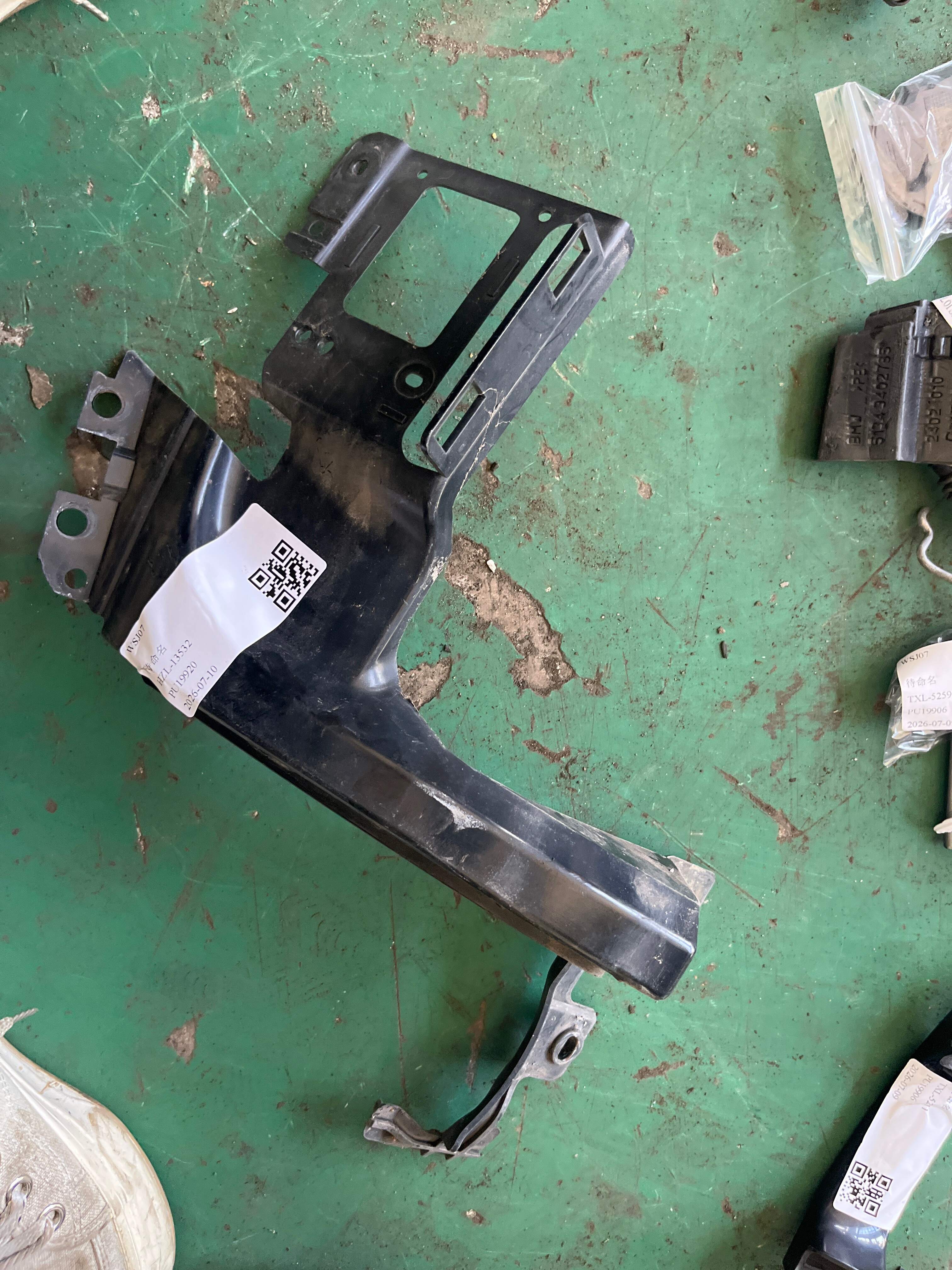 LR026330 Rear Bumper Bracket (Upper Right)
