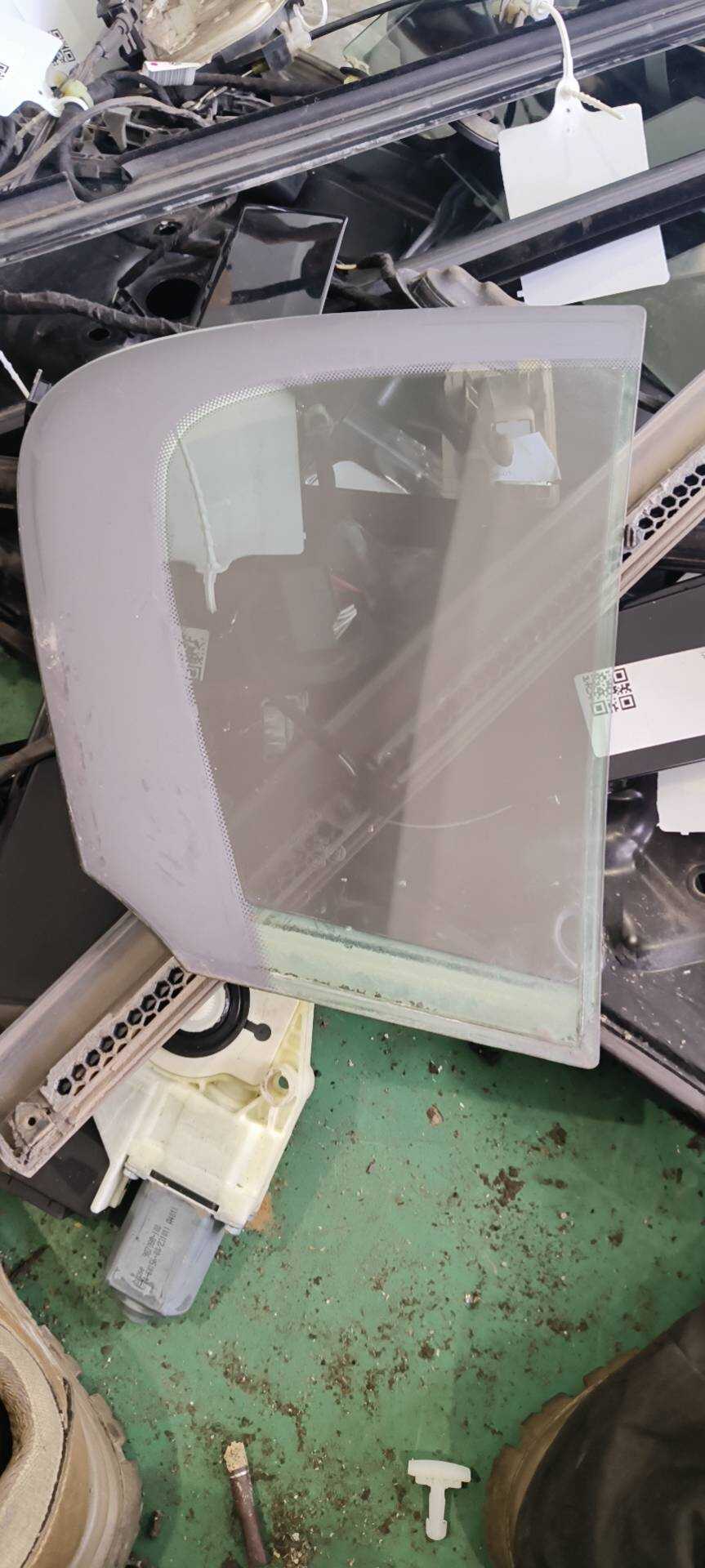 L3AE845215 后门三角窗玻璃(左)