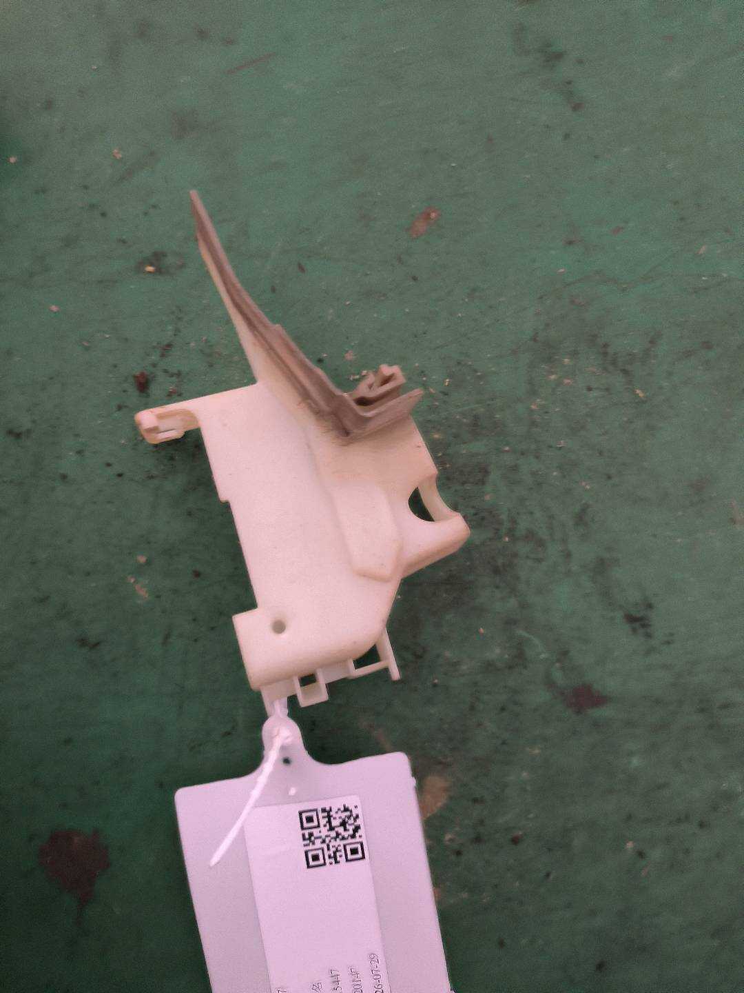 51217381687 前门锁支架(左)