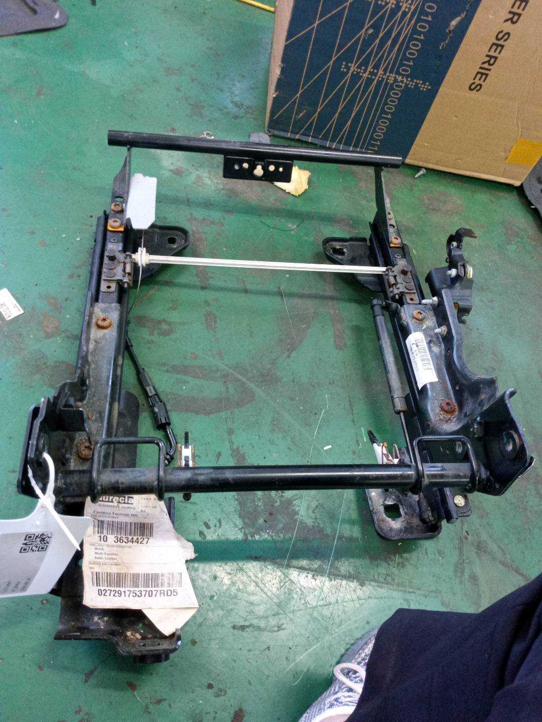 52207332638 后排座椅底座骨架(右)